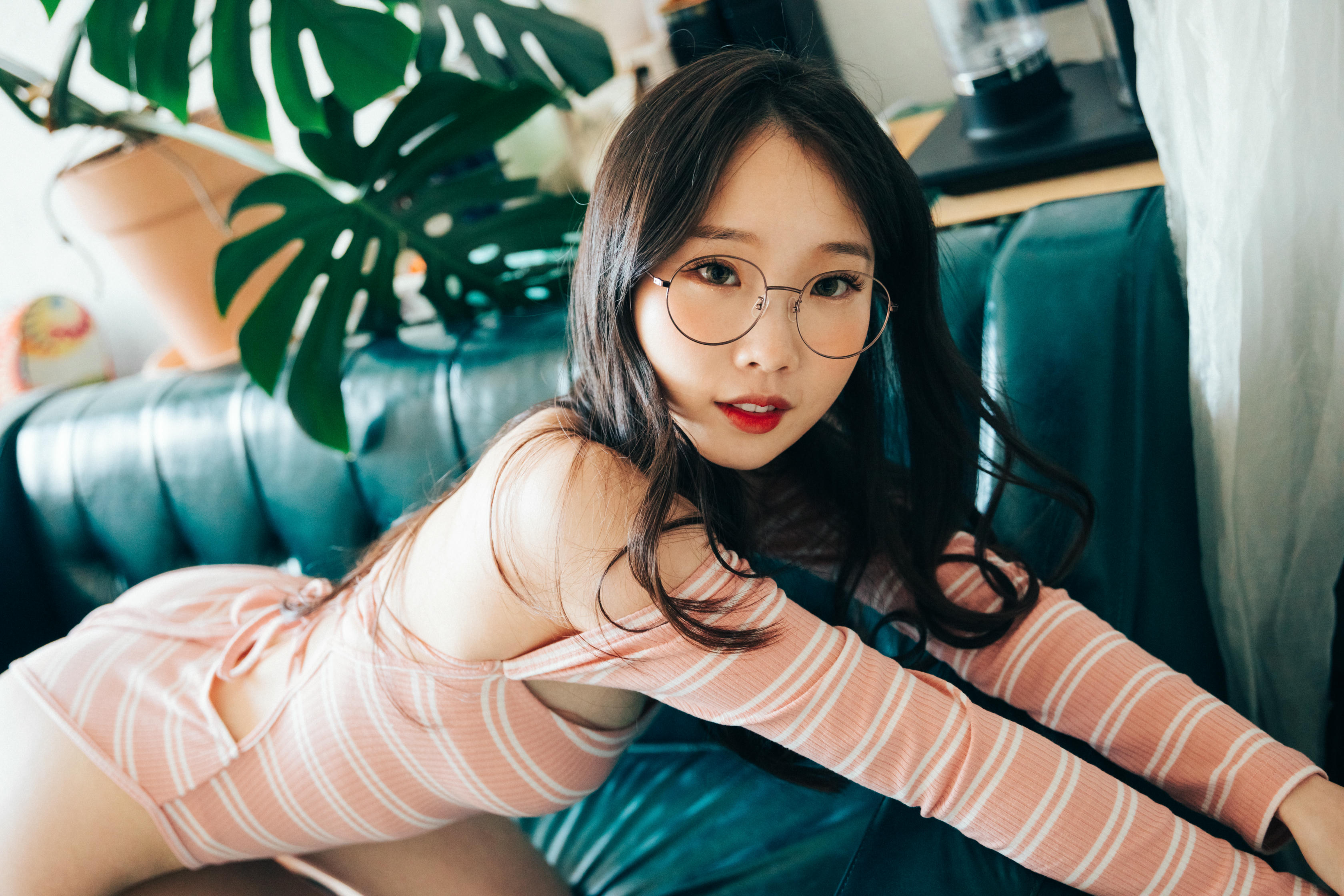 韩国清纯美女-Pureding (퓨딩) NO.001 Loozy Assistant [64P-1.07GB]_第2集