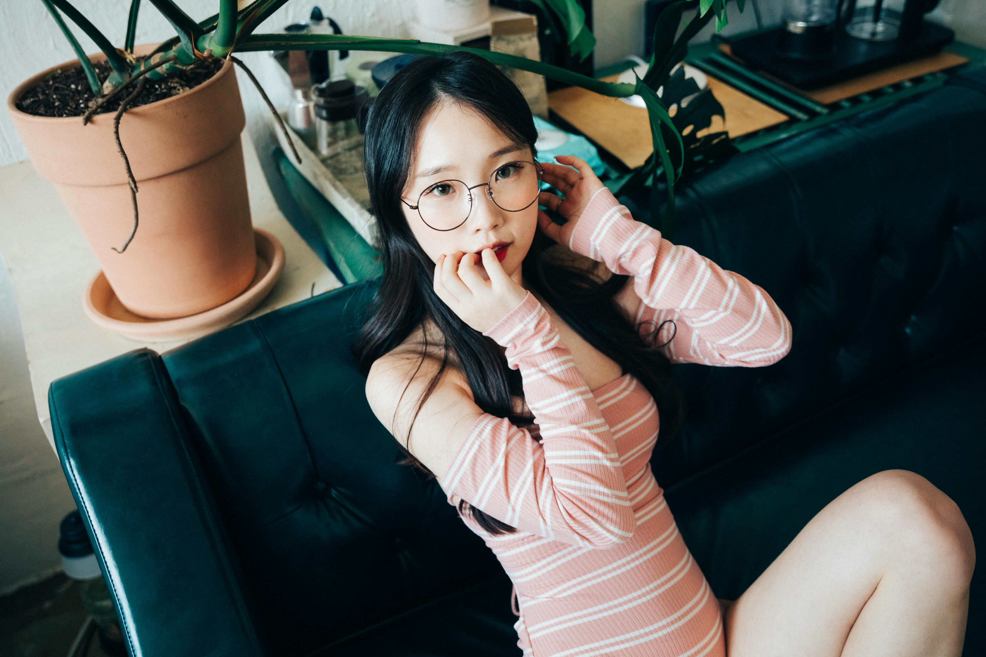 韩国清纯美女-Pureding (퓨딩) NO.001 Loozy Assistant [64P-1.07GB]_第2集