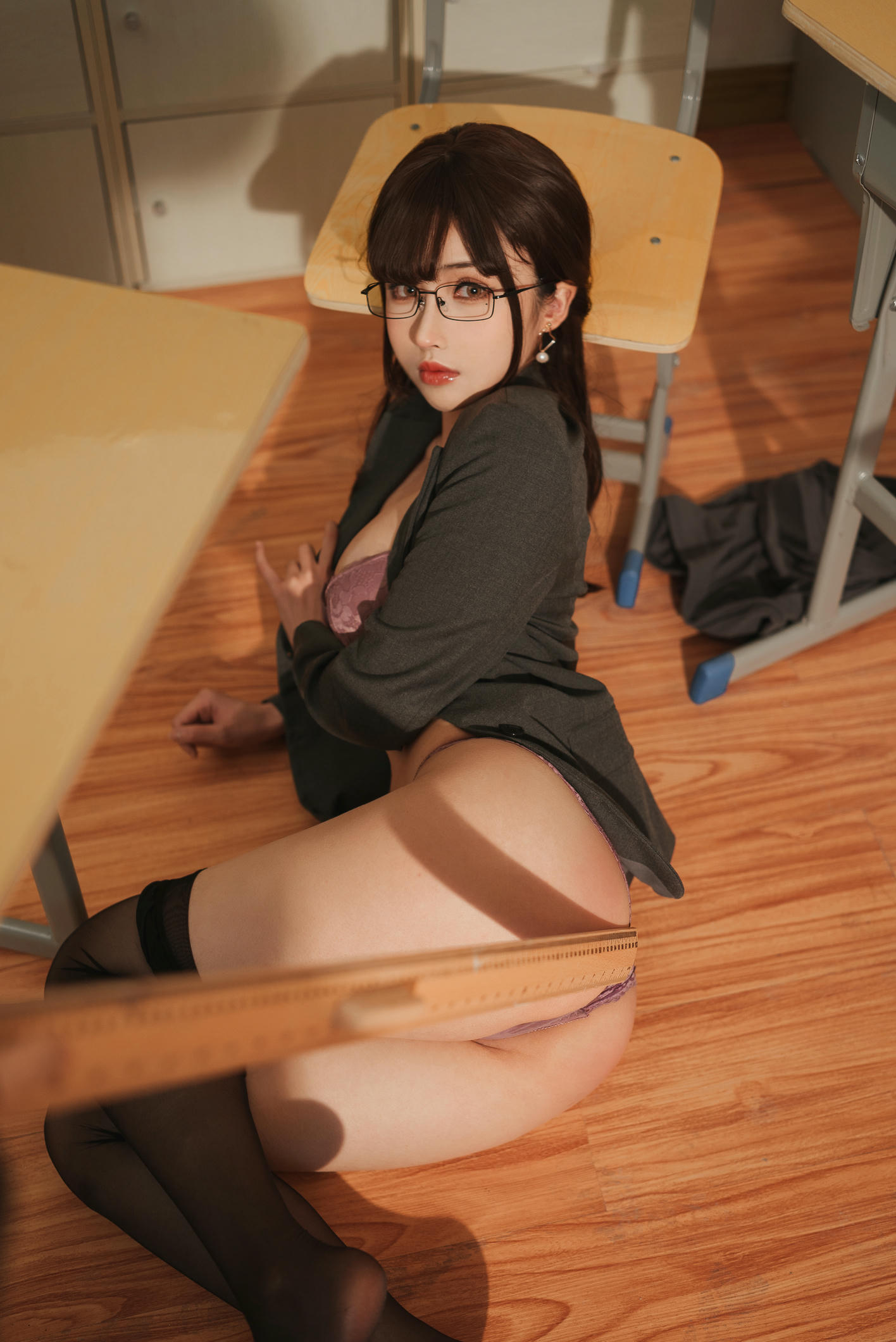 rioko凉凉子 NO.087《年上の韵》奇怪的老师 [25P-156MB]_第1集