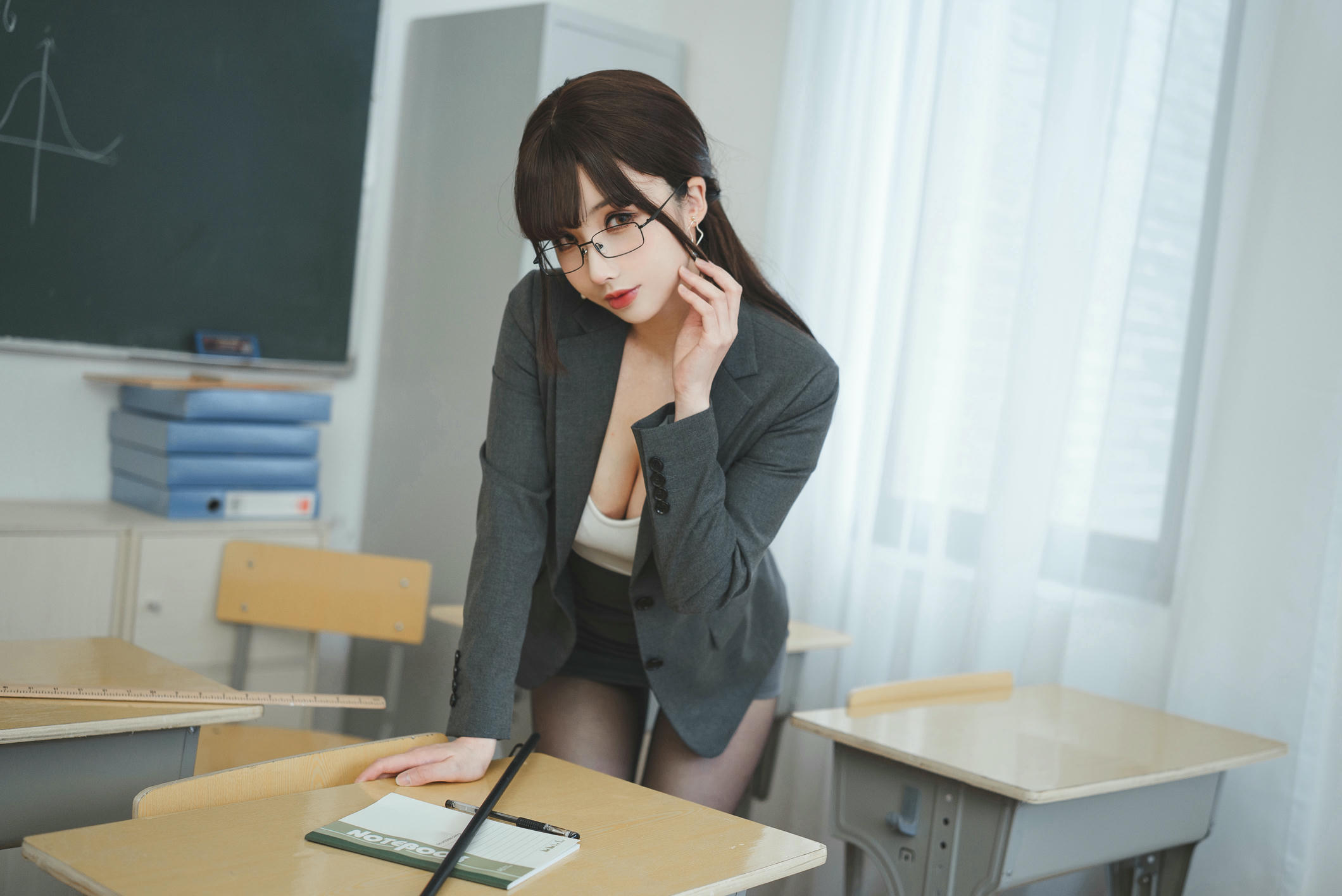 rioko凉凉子 NO.087《年上の韵》奇怪的老师 [25P-156MB]_第1集