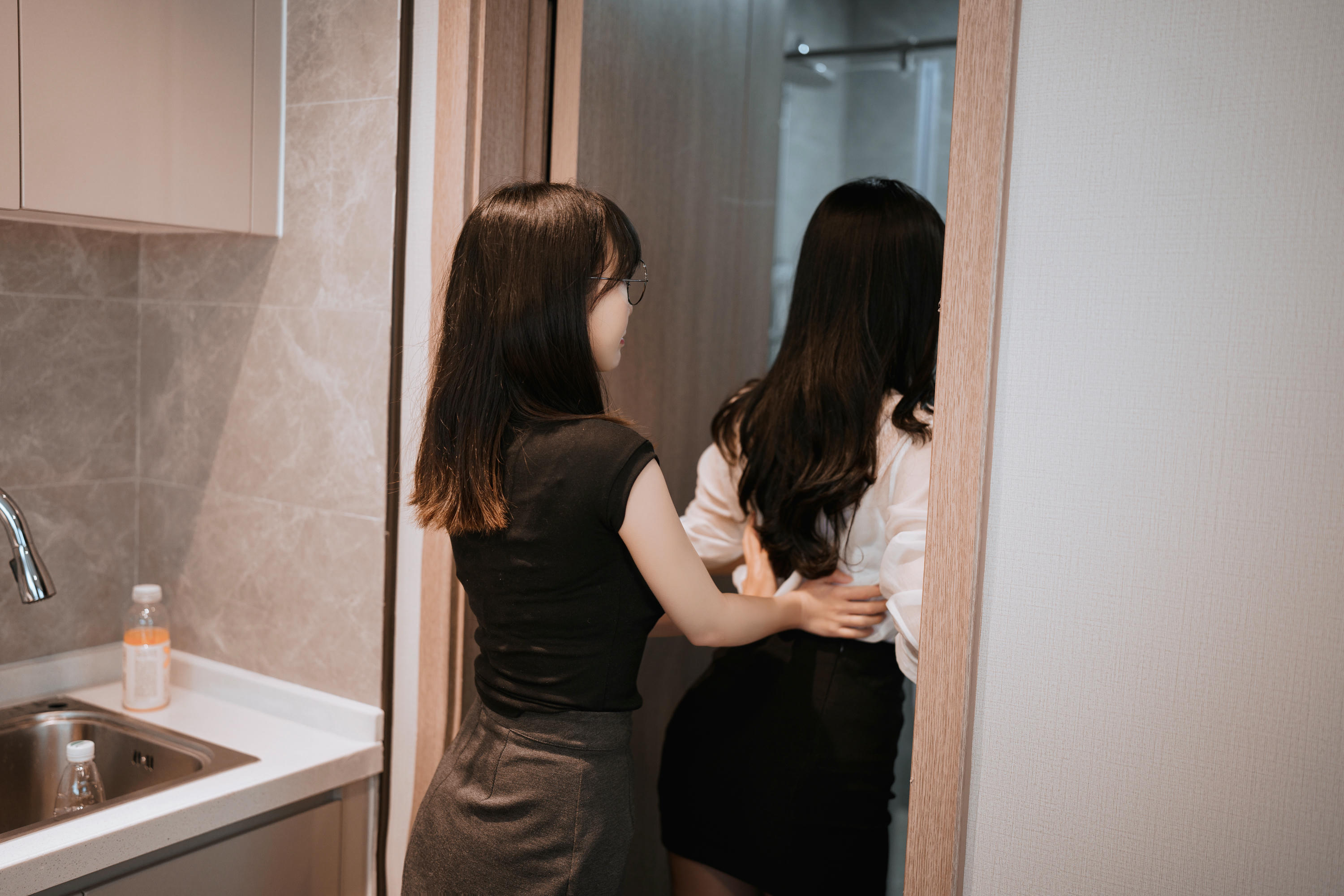 rioko凉凉子 NO.093 &面饼仙儿《黑丝ol制服双人》 [102P11V-1.45GB]-OL百合篇_第1集