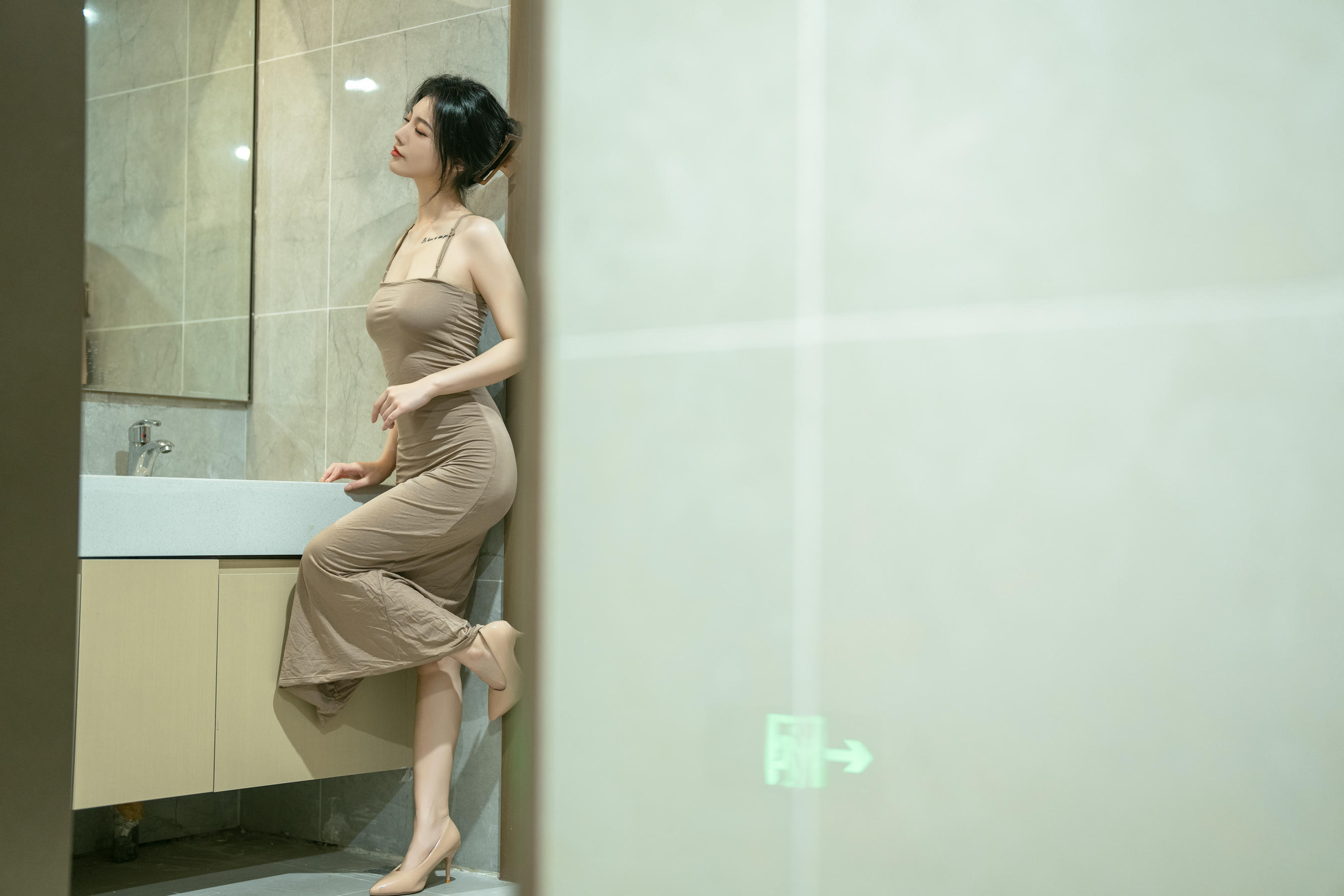 桃良阿宅 NO.025 吊带裙(公共厕所) [75P 375MB]_第1集