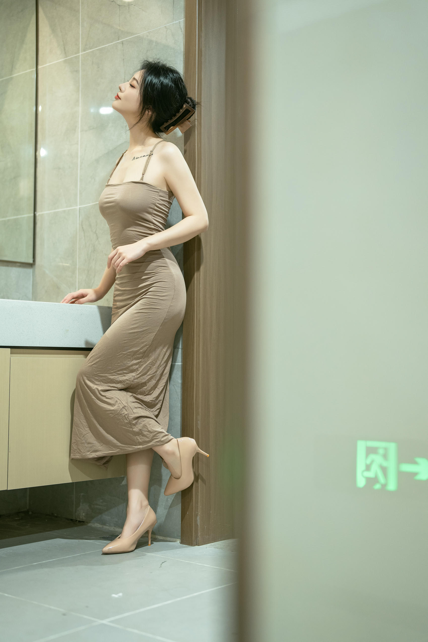 桃良阿宅 NO.025 吊带裙(公共厕所) [75P 375MB]_第1集