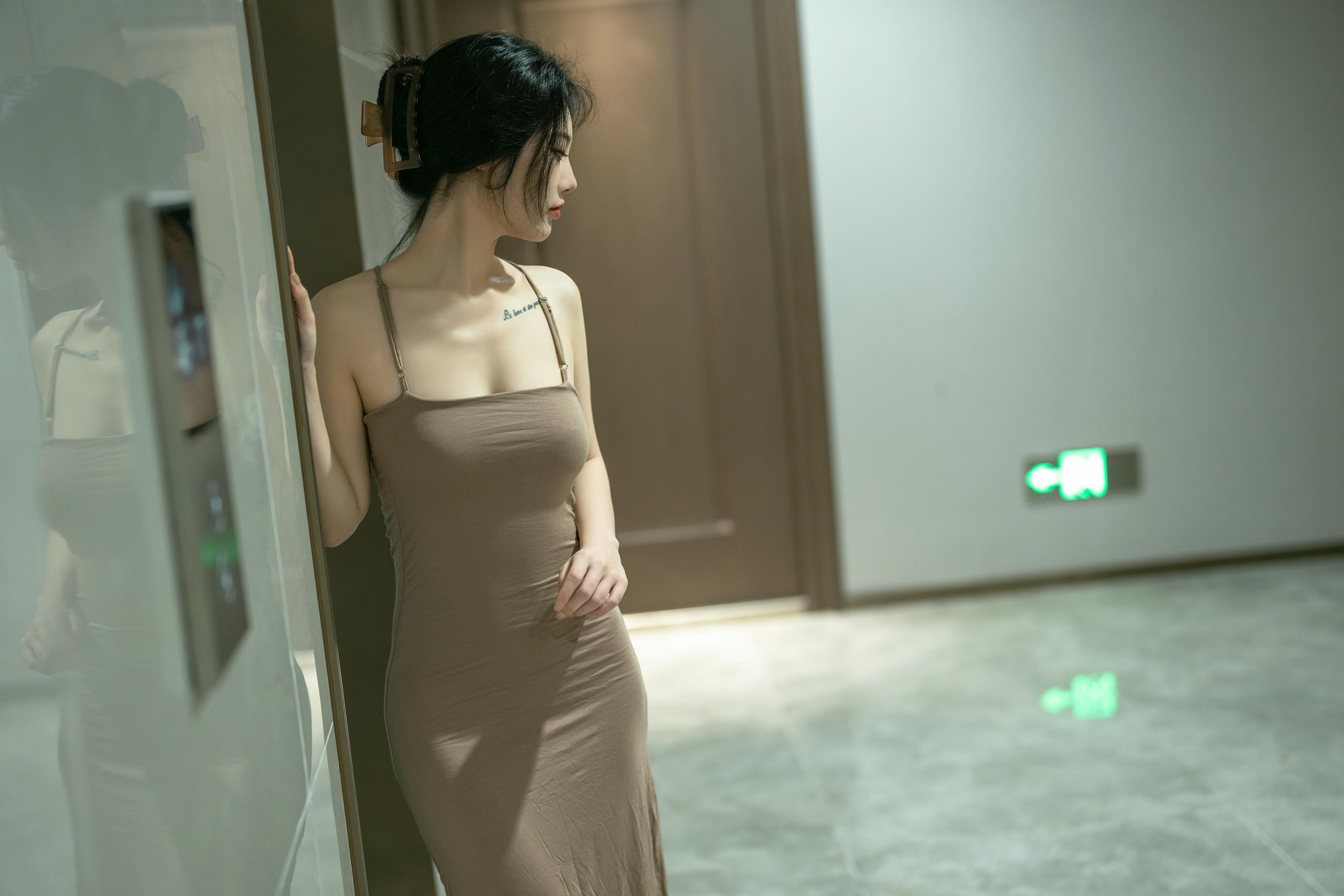 桃良阿宅 NO.025 吊带裙(公共厕所) [75P 375MB]_第1集