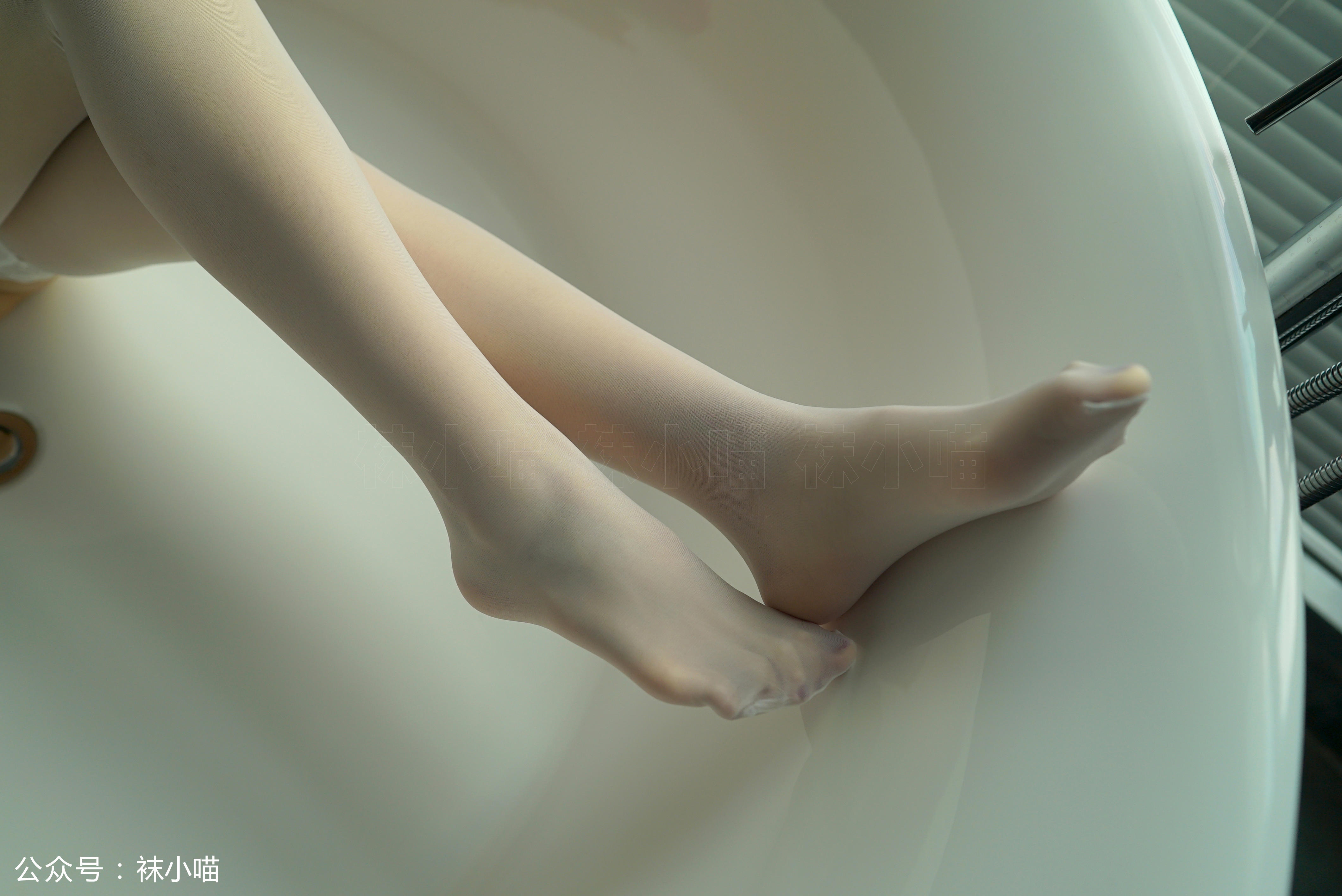 袜小喵 KT126 雪色吊带袜 [59P+43M]_第1集