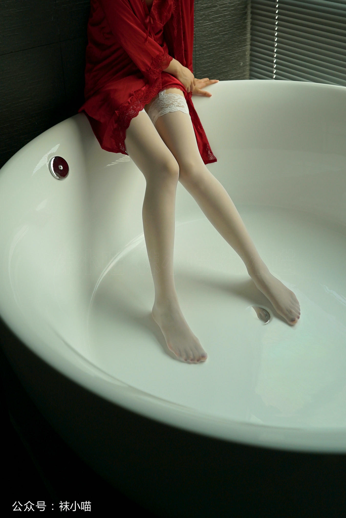 袜小喵 KT126 雪色吊带袜 [59P+43M]_第1集