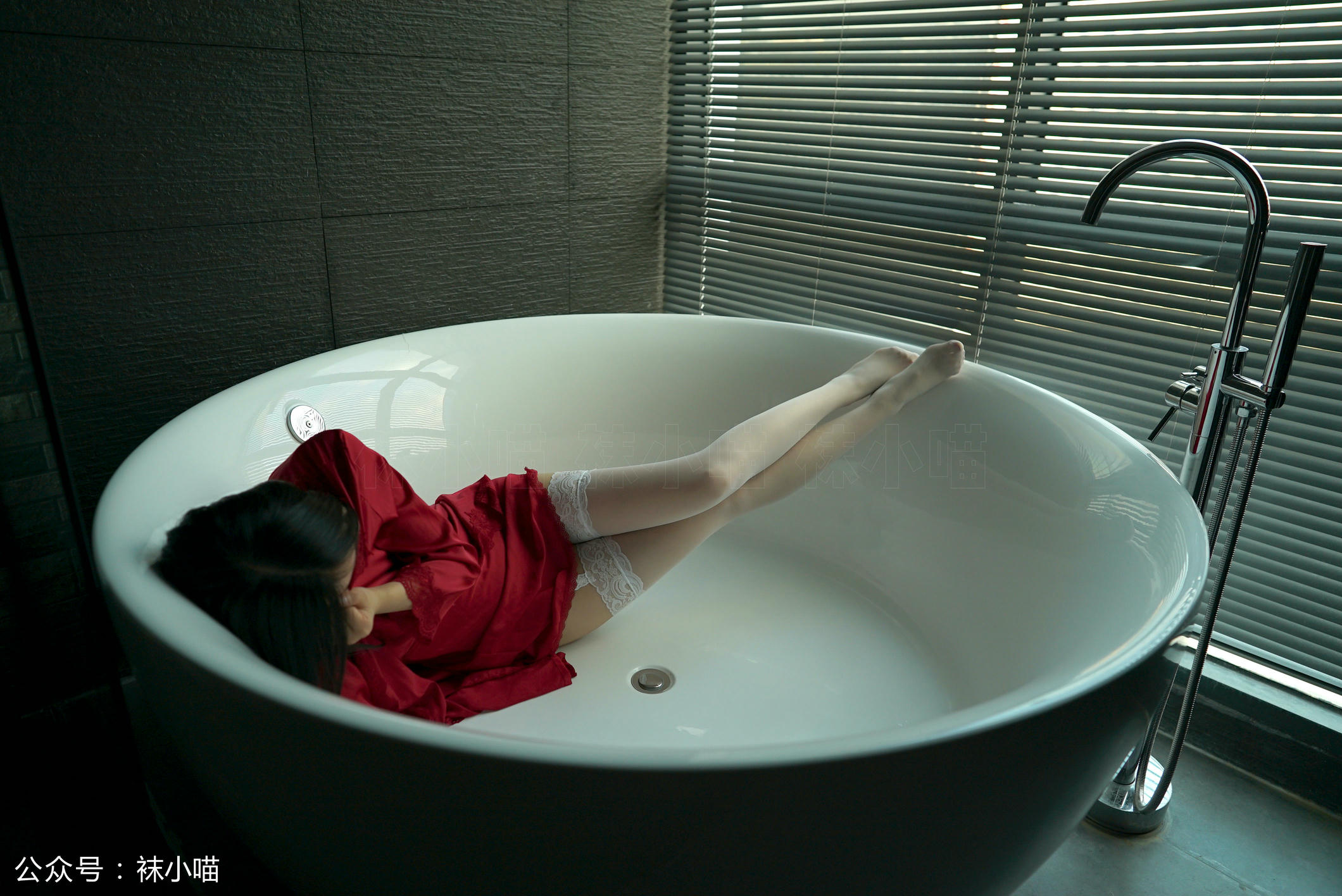 袜小喵 KT126 雪色吊带袜 [59P+43M]_第1集