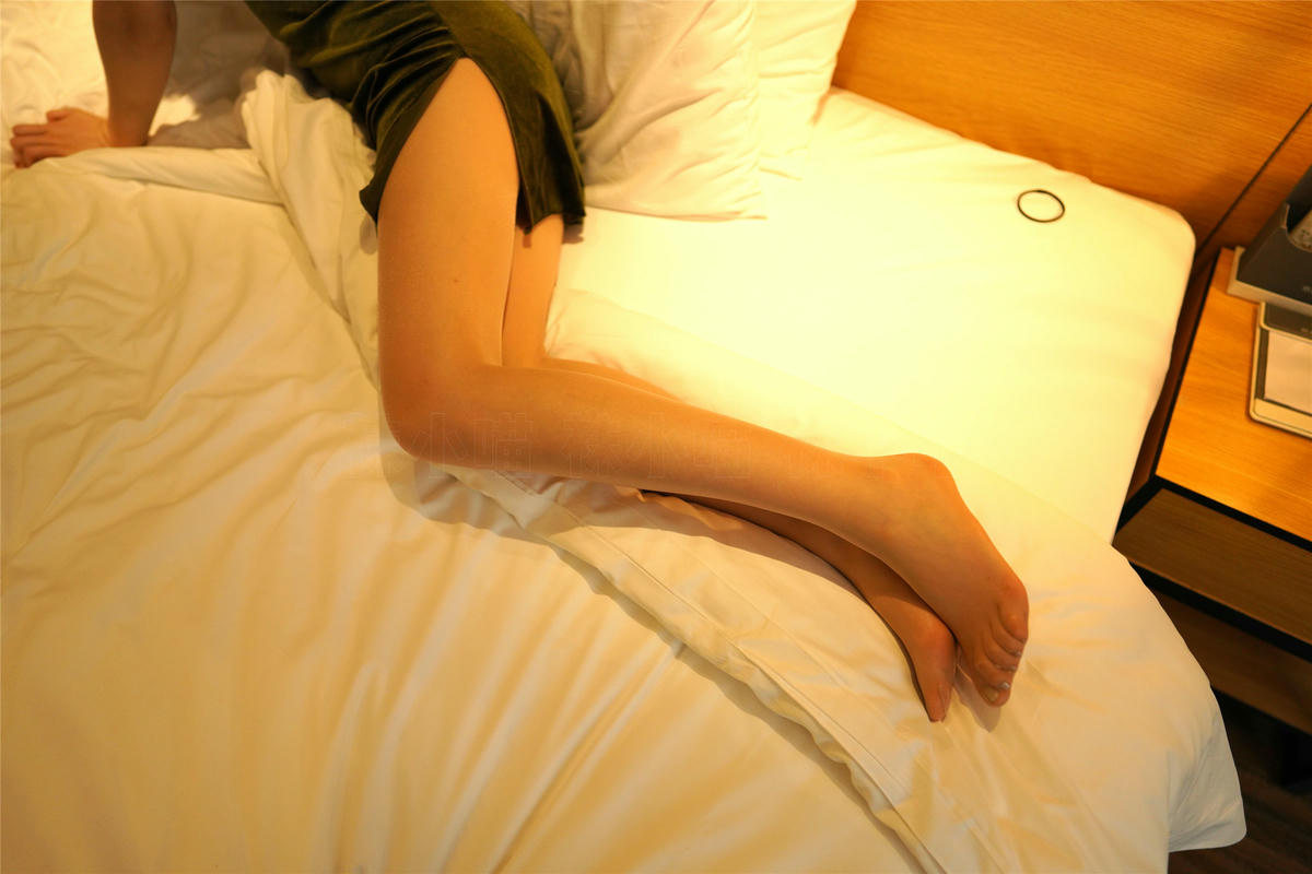 袜小喵 KT185 斩男高叉裙 [60P+74M]_第1集