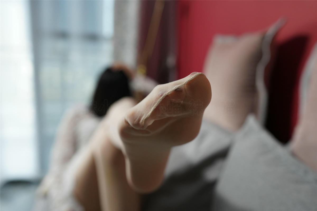 袜小喵 KT193 摊在沙发上 [60P+95M]_第2集