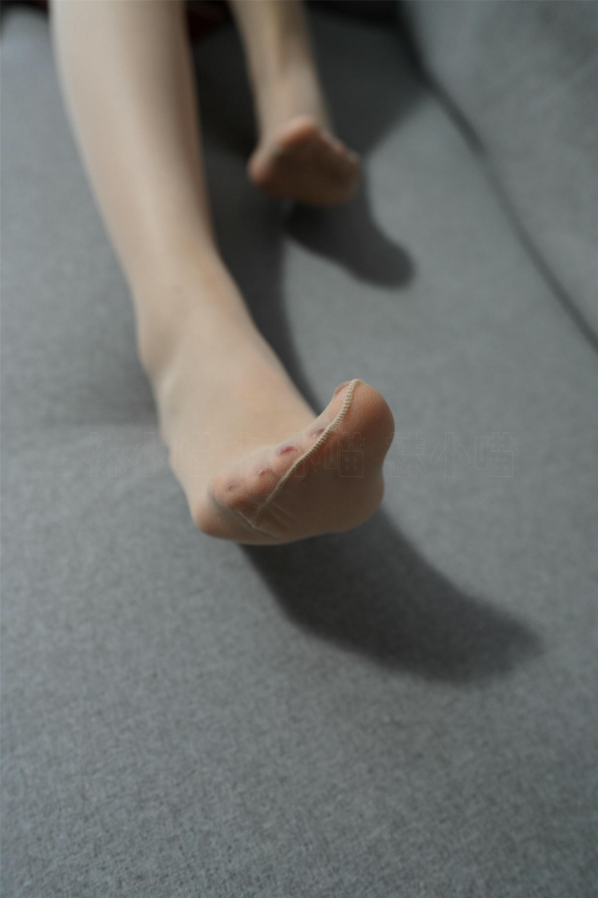 袜小喵 KT193 摊在沙发上 [60P+95M]_第3集