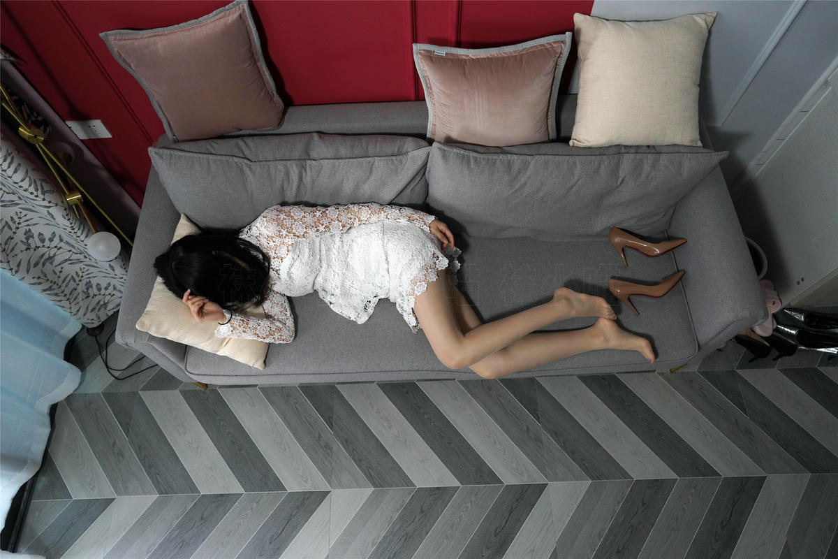 袜小喵 KT193 摊在沙发上 [60P+95M]_第3集