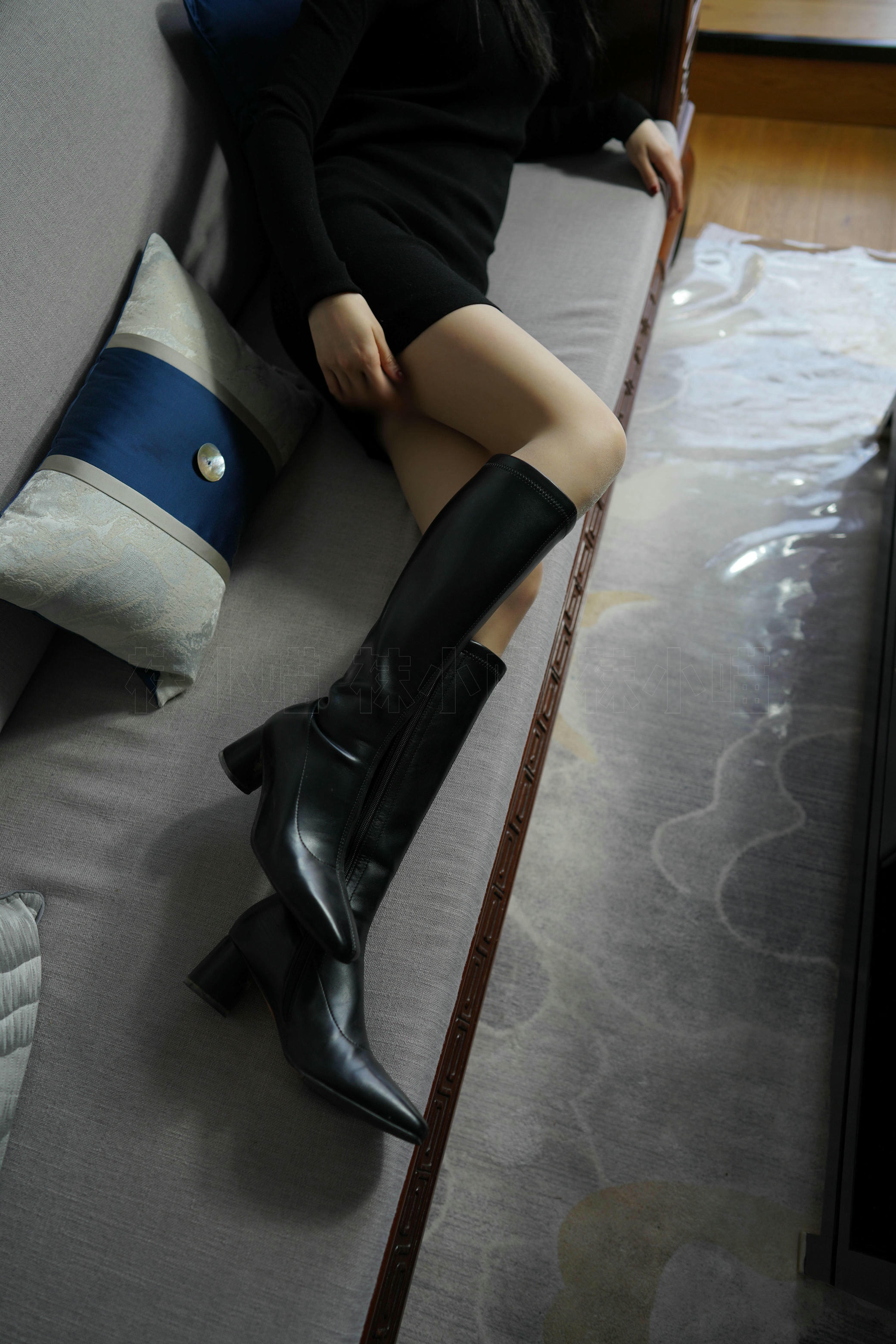 袜小喵 KT264 黑短裙与靴 [99P+164M]_第1集