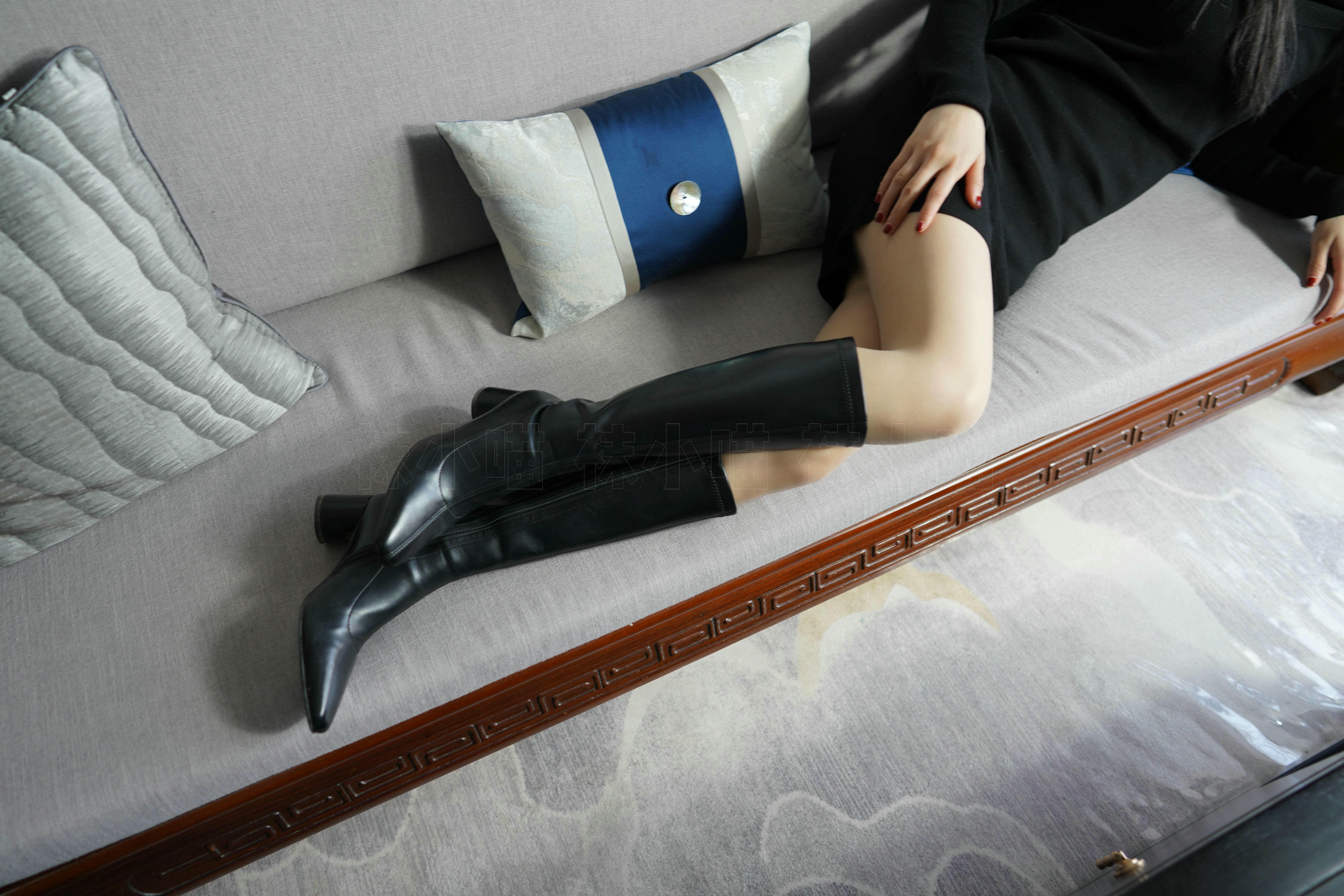 袜小喵 KT264 黑短裙与靴 [99P+164M]_第1集