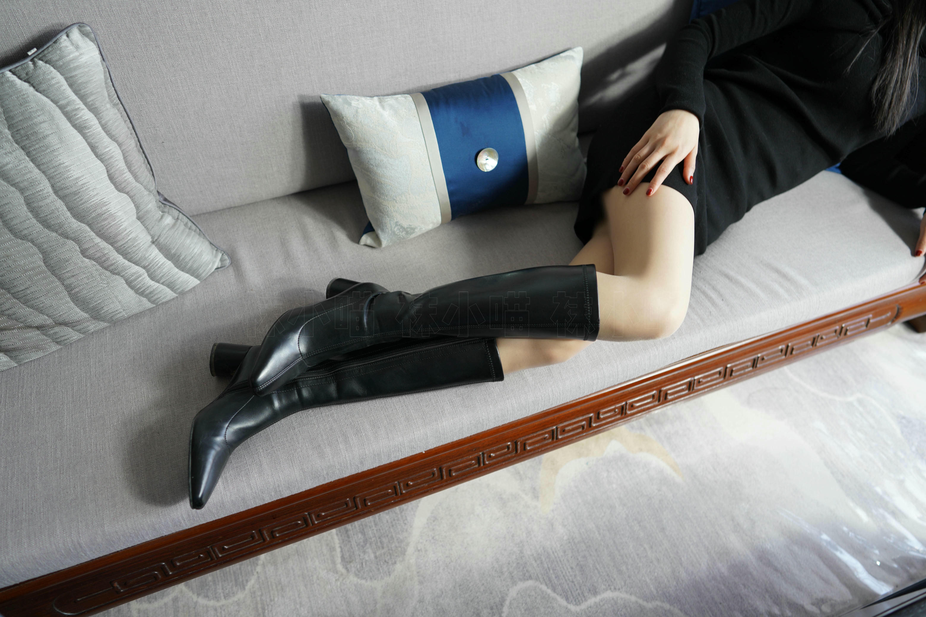 袜小喵 KT264 黑短裙与靴 [99P+164M]_第1集