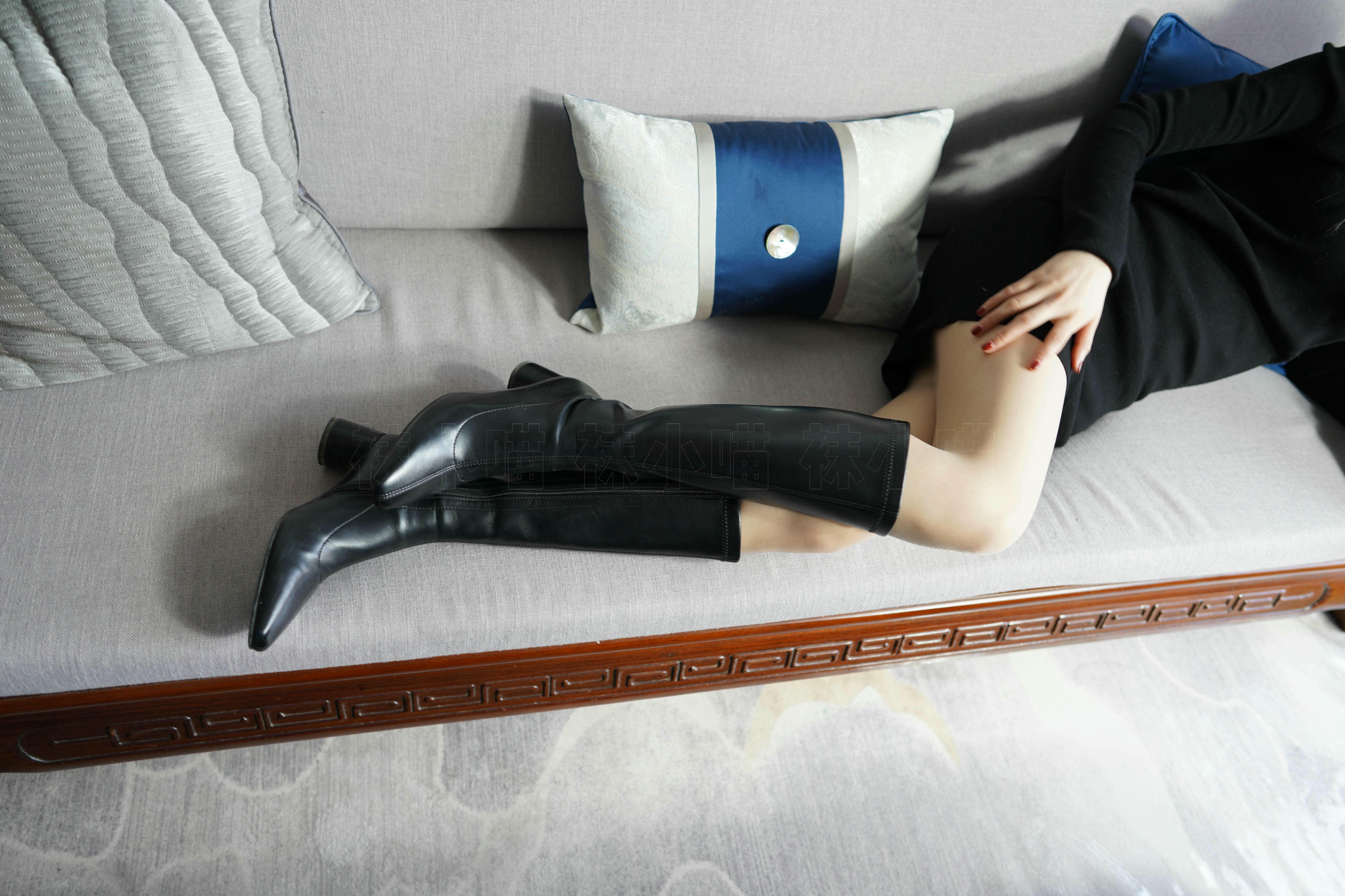 袜小喵 KT264 黑短裙与靴 [99P+164M]_第1集