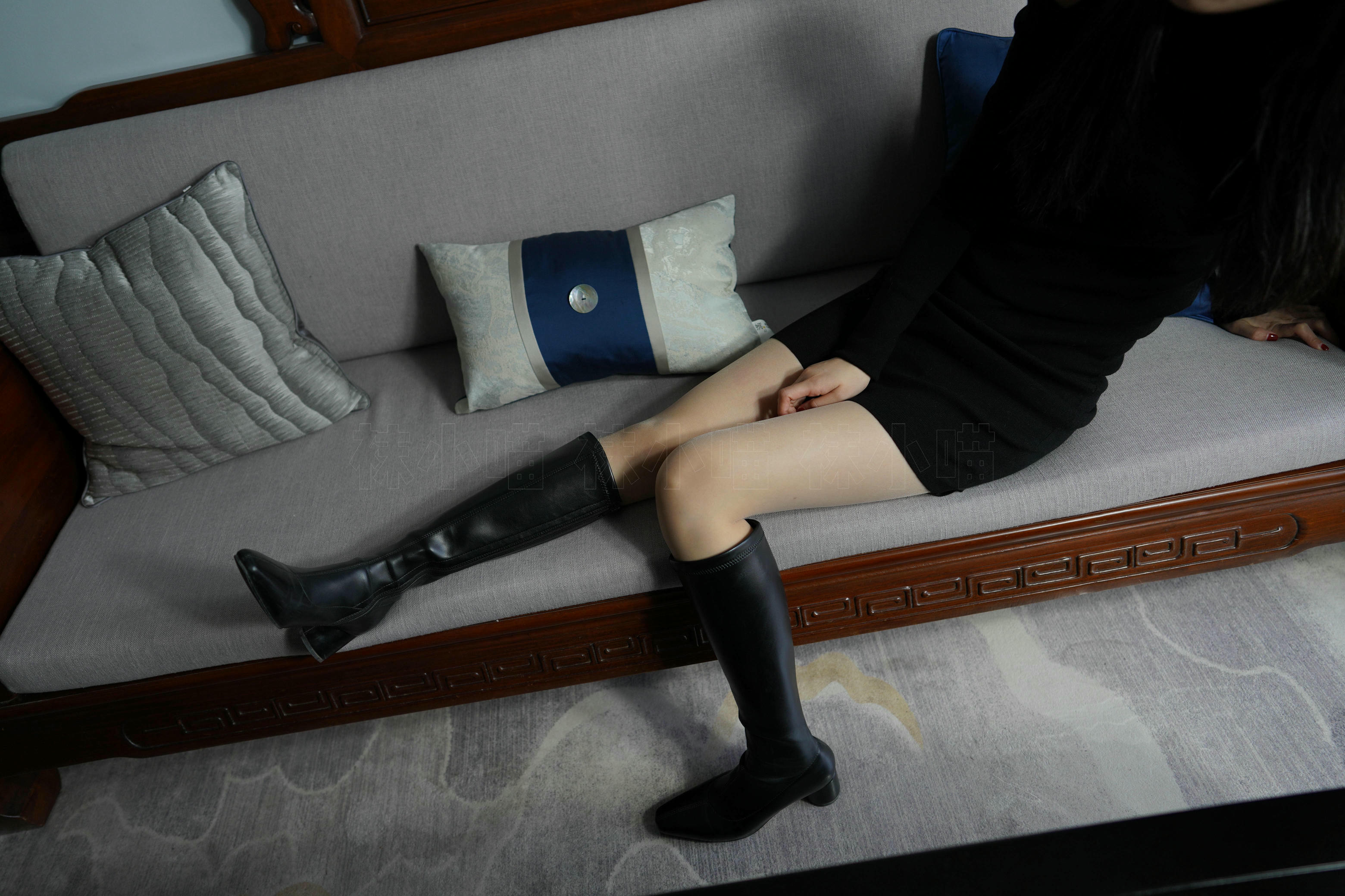 袜小喵 KT264 黑短裙与靴 [99P+164M]_第1集