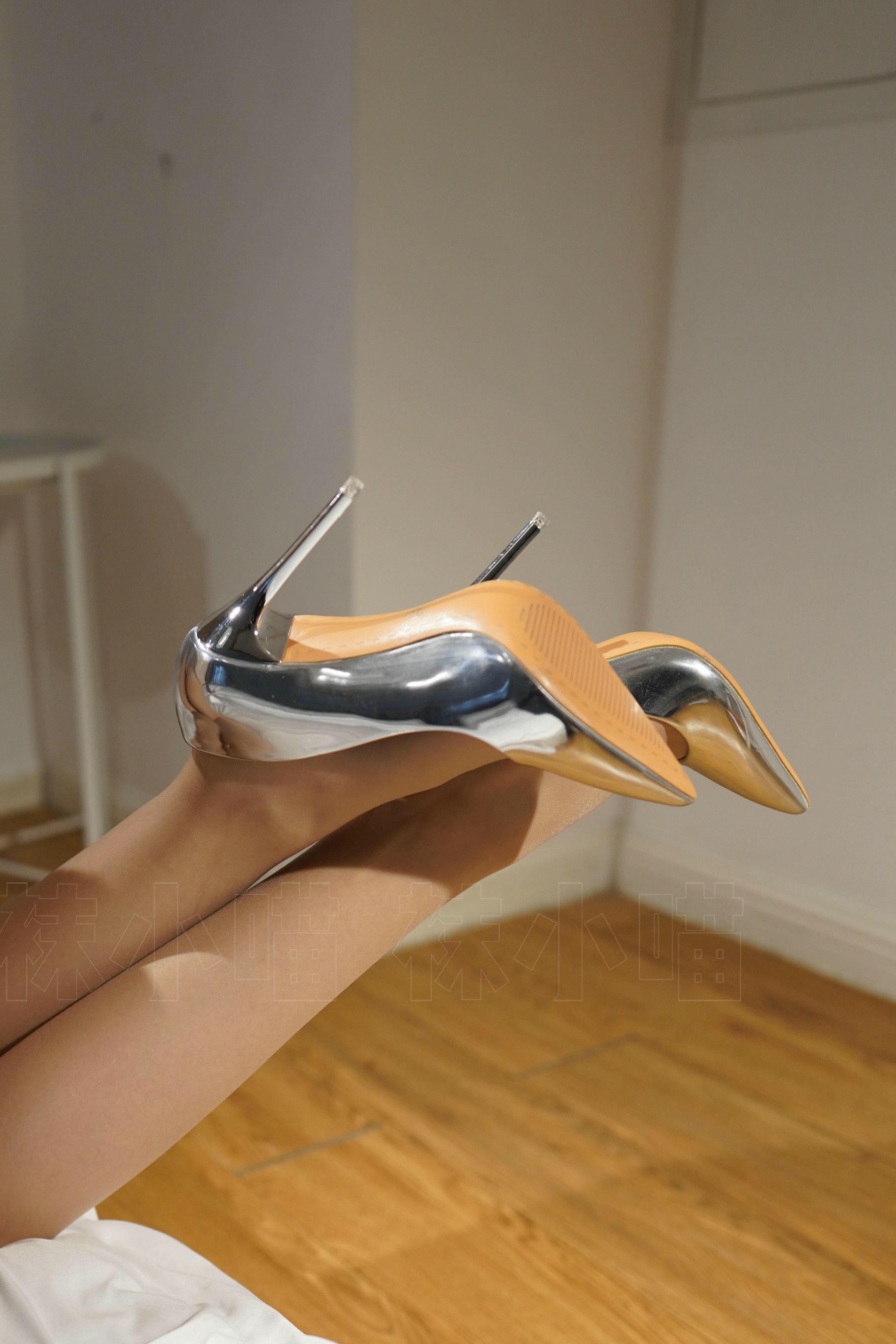 袜小喵 KT270 银色高跟鞋 [62P+74M]_第1集