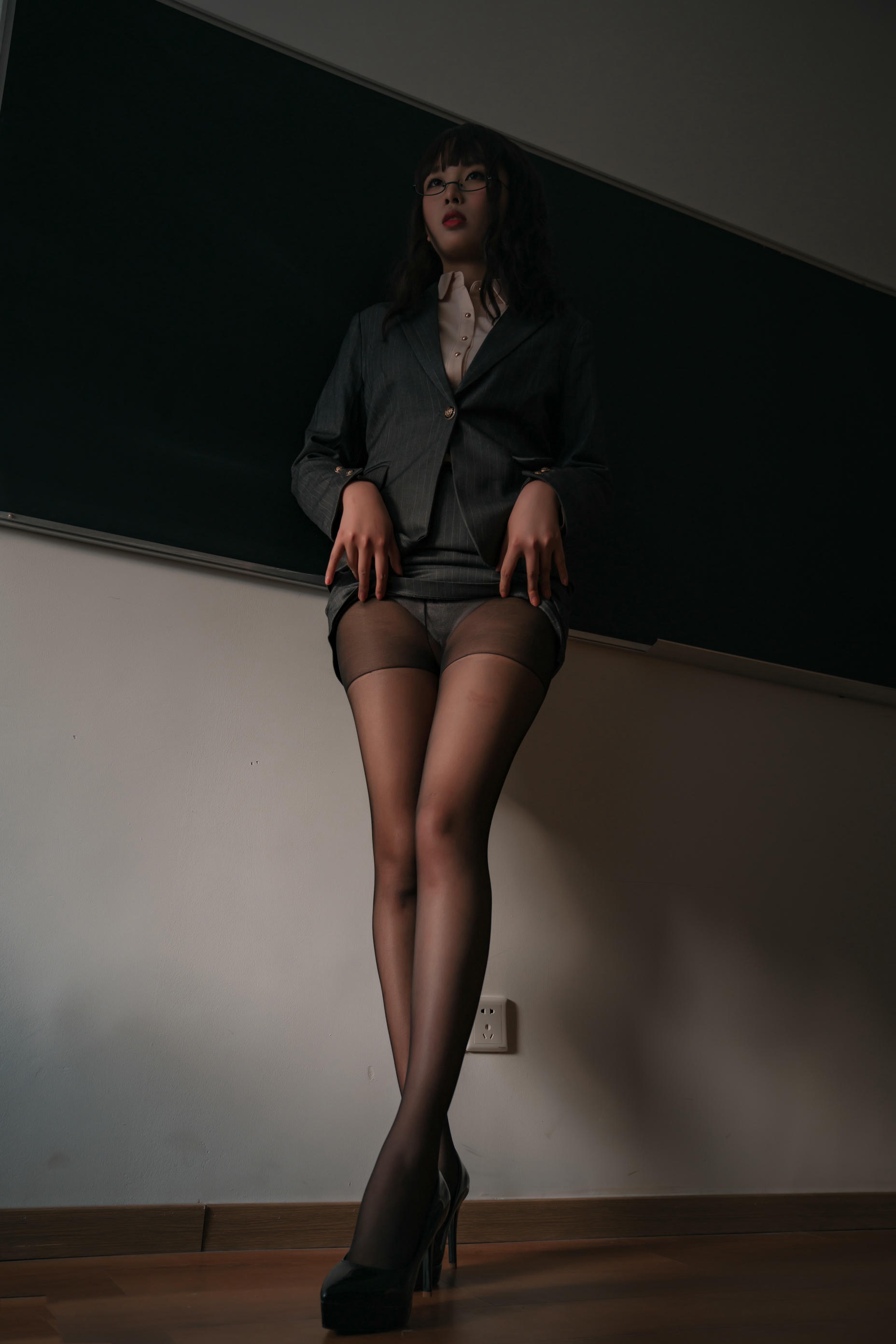 轩萧学姐 NO.037 教鞭 [45P1V-266MB]_第1集