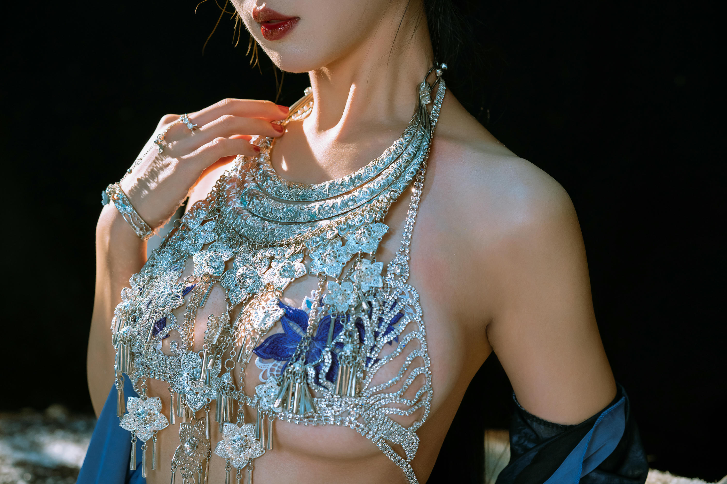 轩萧学姐 NO.056 奶桃桃&轩萧学姐 苗疆少女 [24P1V 403MB]_第1集