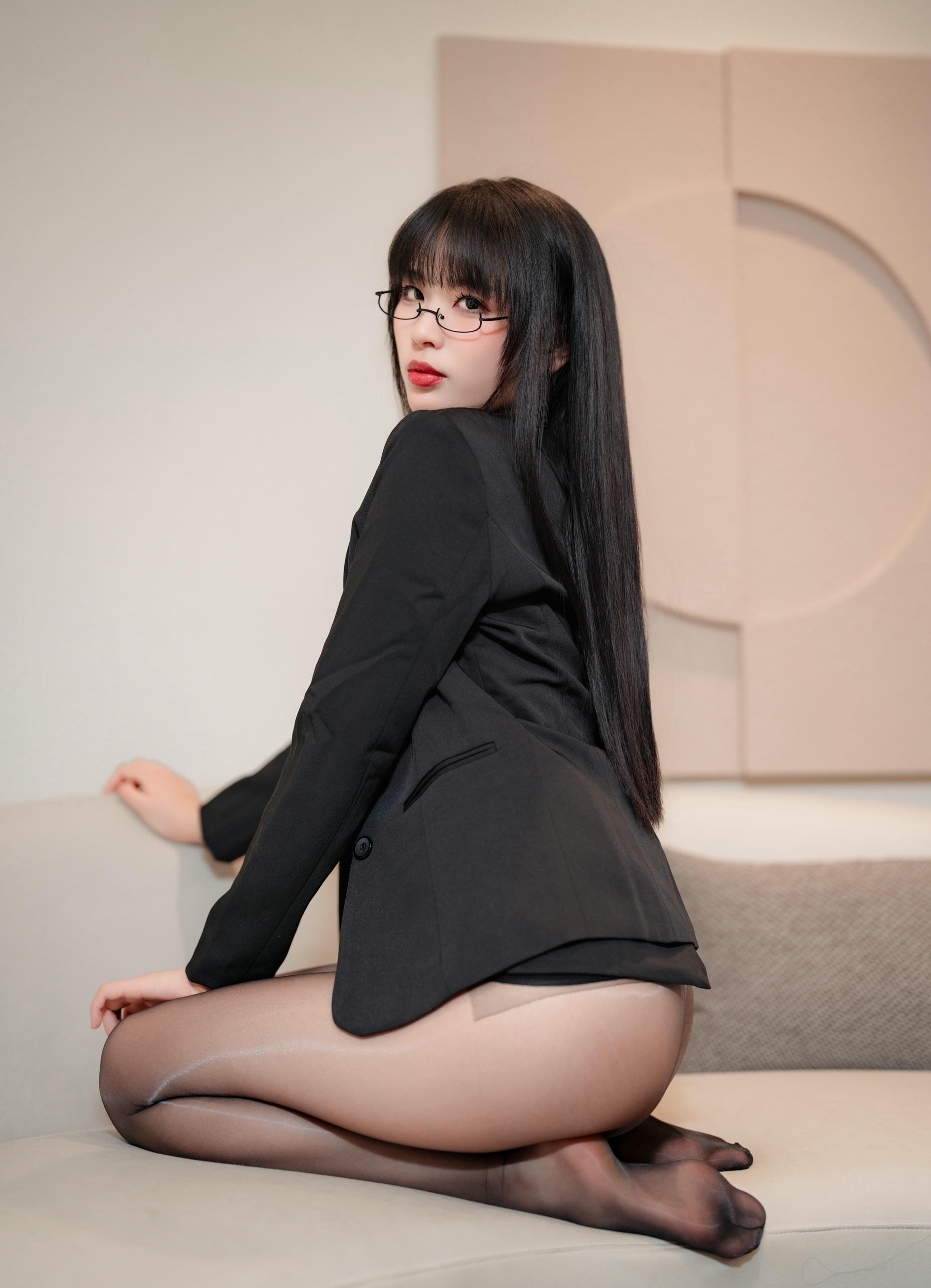 轩萧学姐 NO.067 下班后的OL [72P／255MB]_第1集