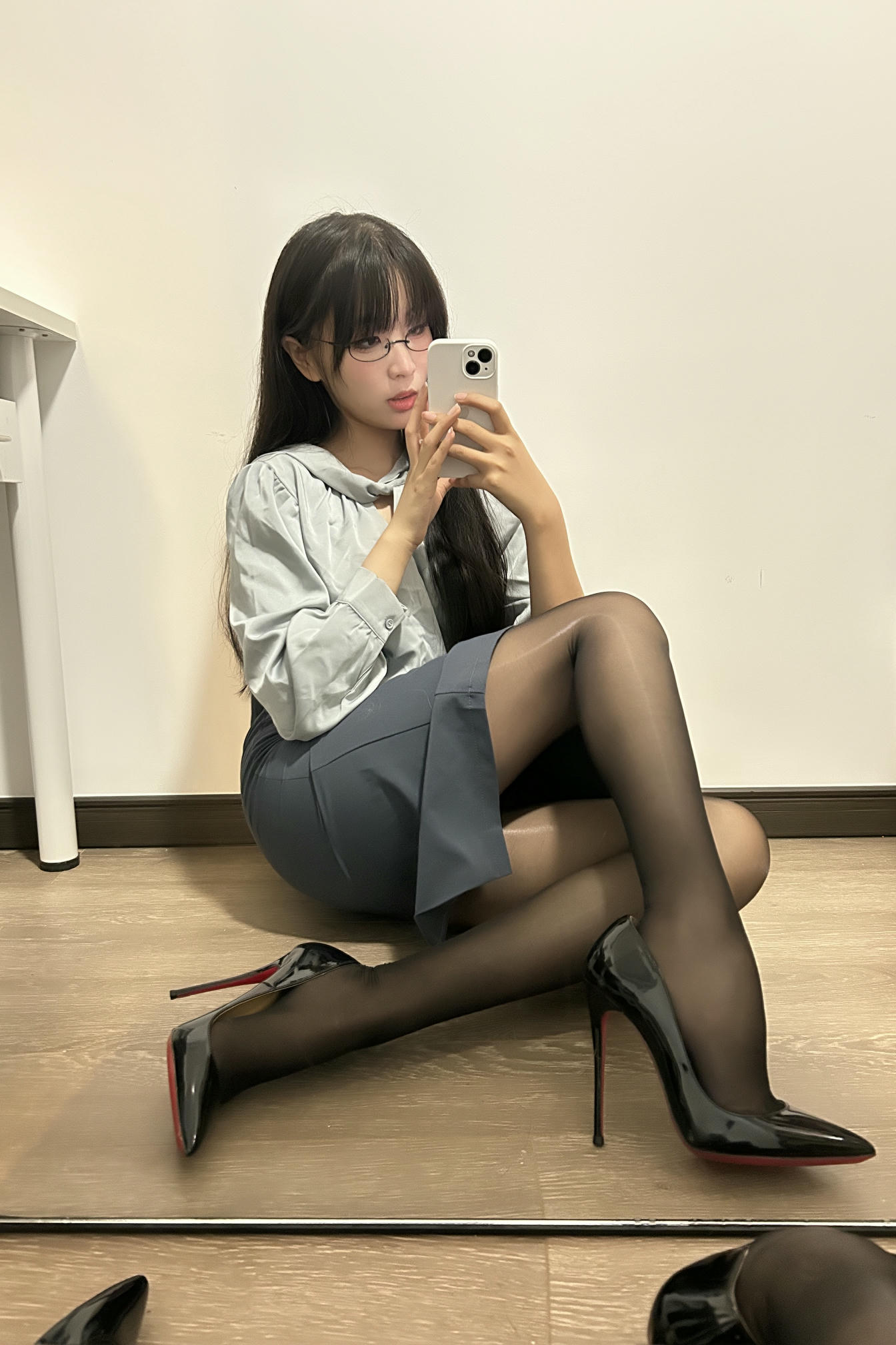 轩萧学姐 NO.069 蓝裙OL [190P4V 1.49GB]-ol预售附赠自拍_第1集