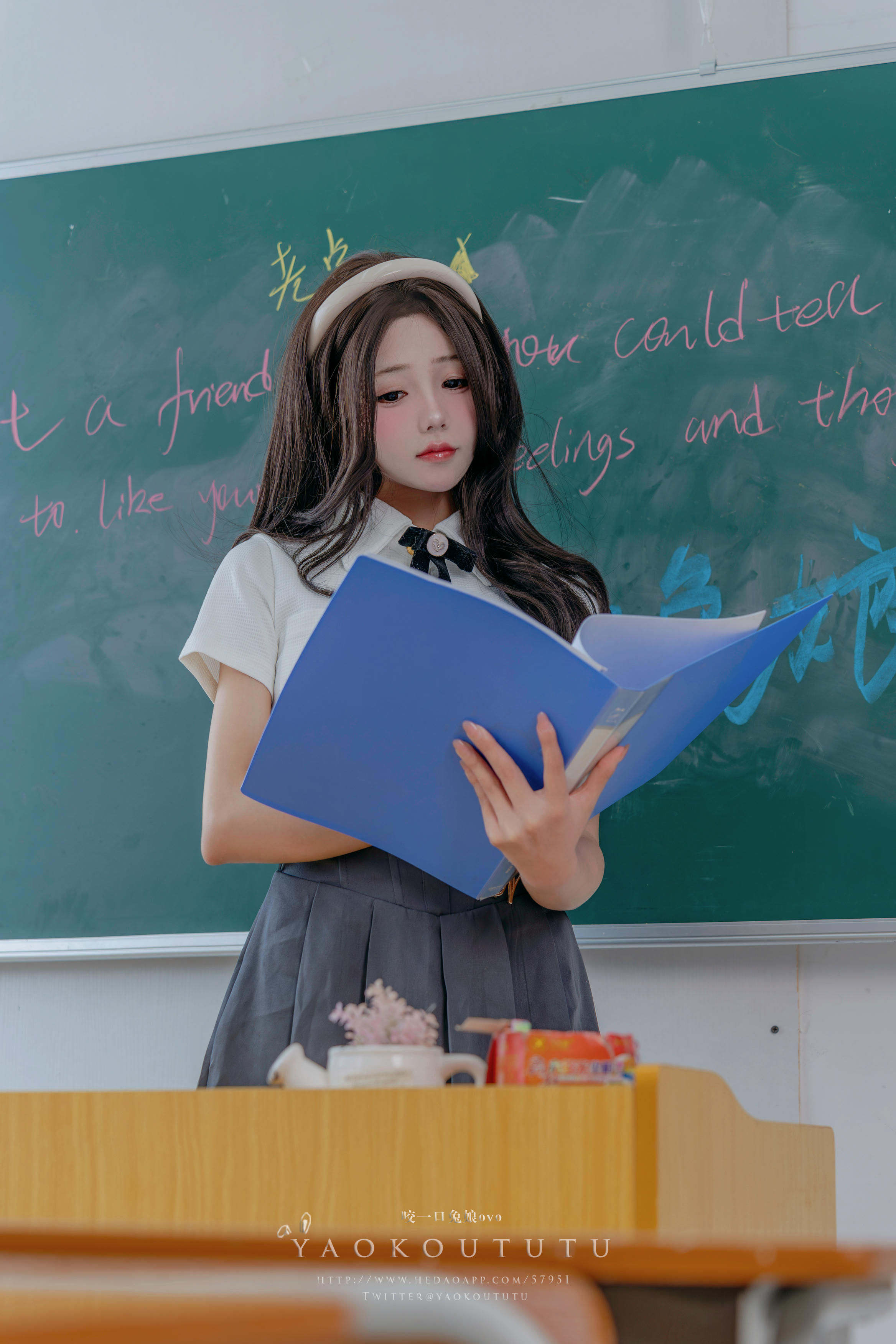 黏黏团子兔 NO.115 咬一口兔娘ovo 十月订阅『实习老师的欢迎仪式』Touch it [80P1V 1.57GB]_第1集