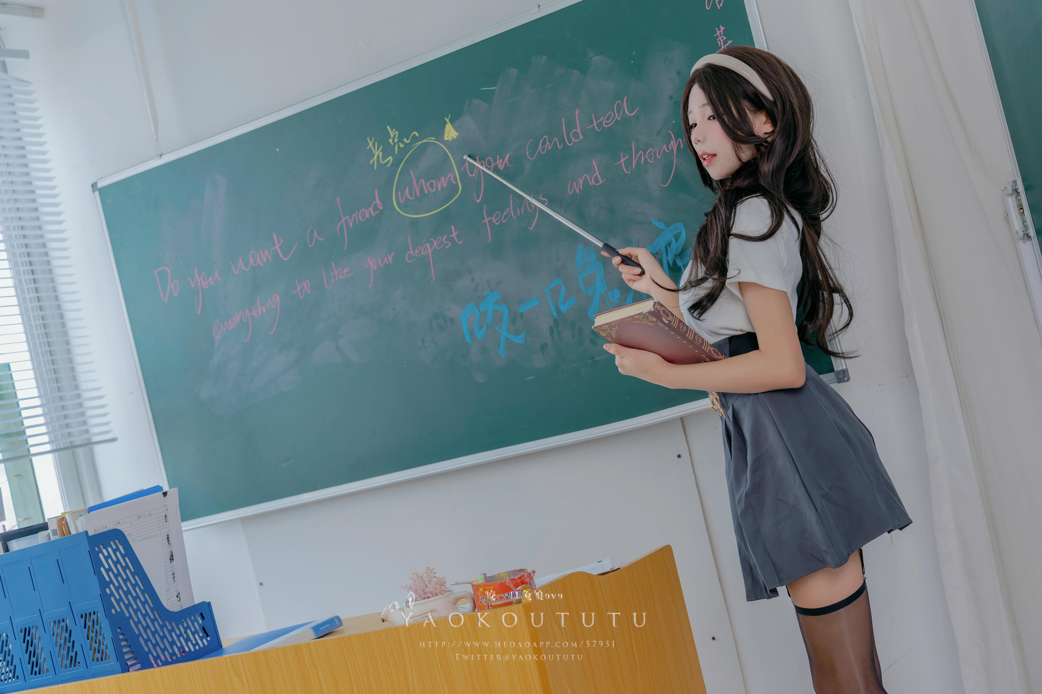 黏黏团子兔 NO.115 咬一口兔娘ovo 十月订阅『实习老师的欢迎仪式』Touch it [80P1V 1.57GB]_第1集