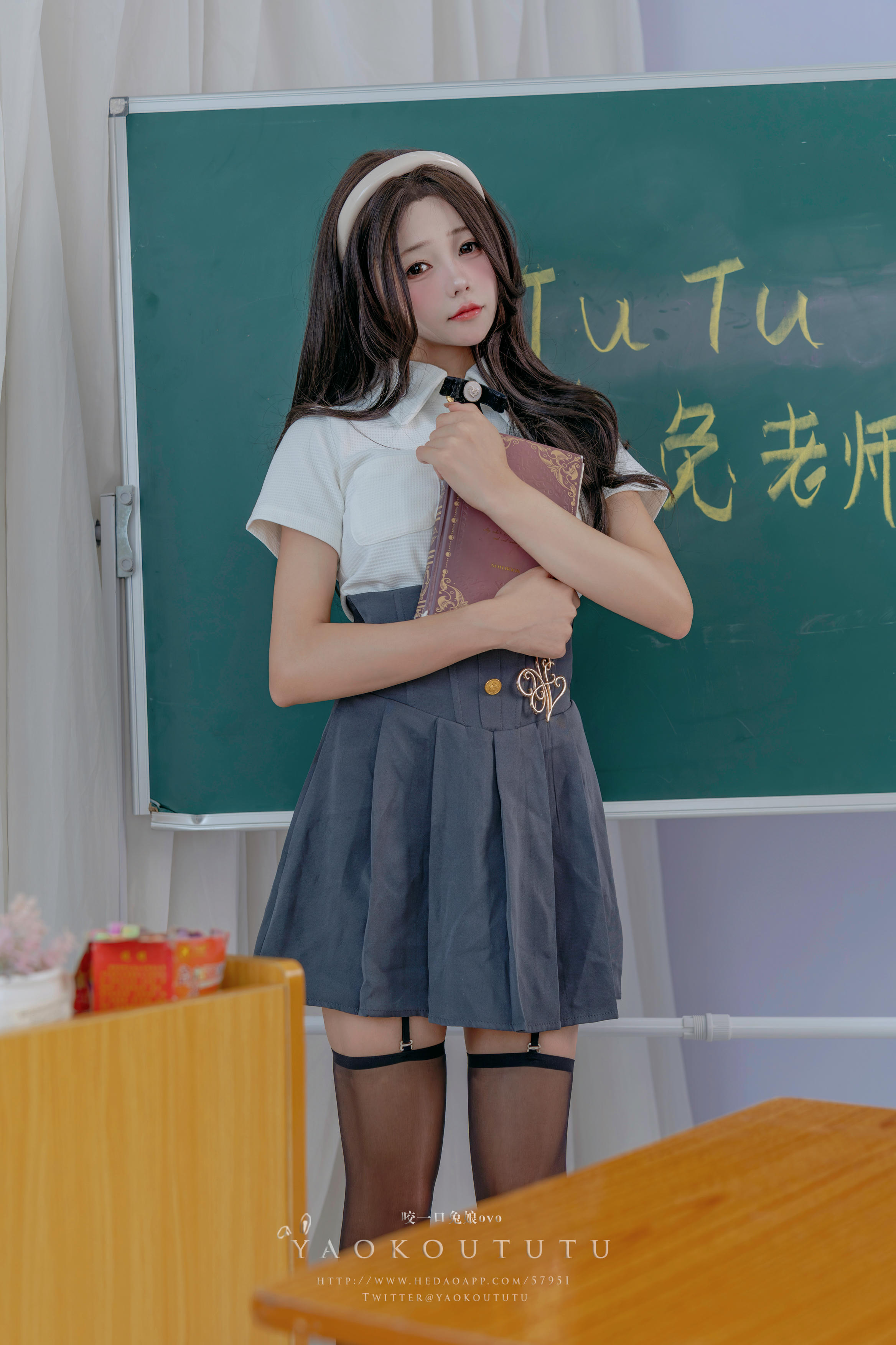 黏黏团子兔 NO.115 咬一口兔娘ovo 十月订阅『实习老师的欢迎仪式』Touch it [80P1V 1.57GB]_第1集