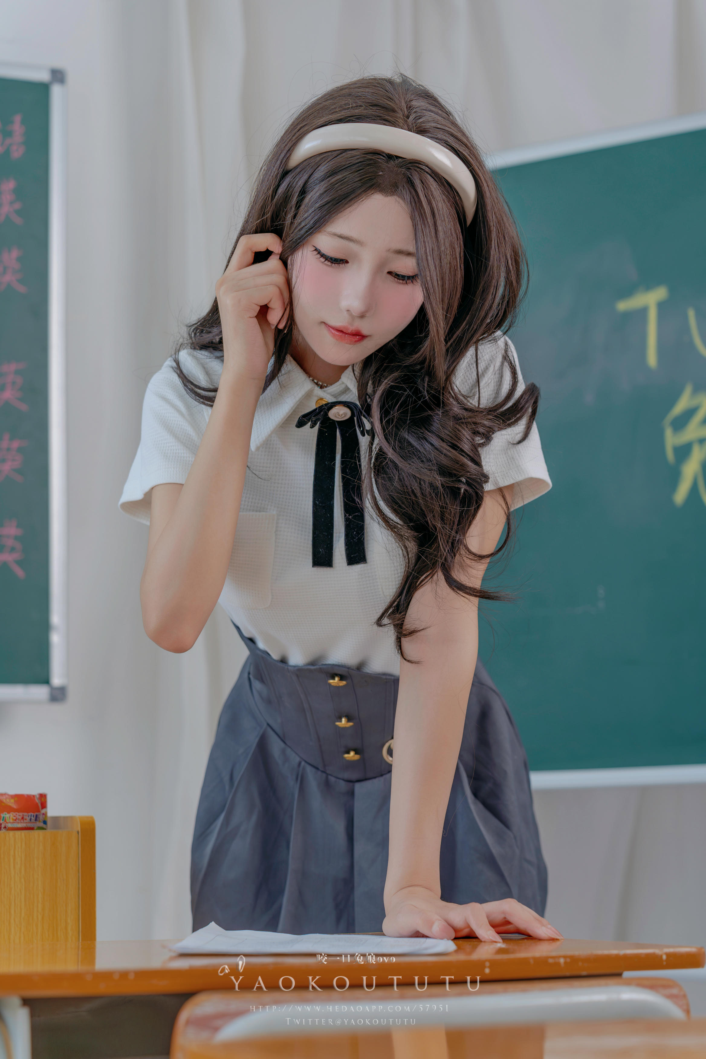 黏黏团子兔 NO.115 咬一口兔娘ovo 十月订阅『实习老师的欢迎仪式』Touch it [80P1V 1.57GB]_第1集