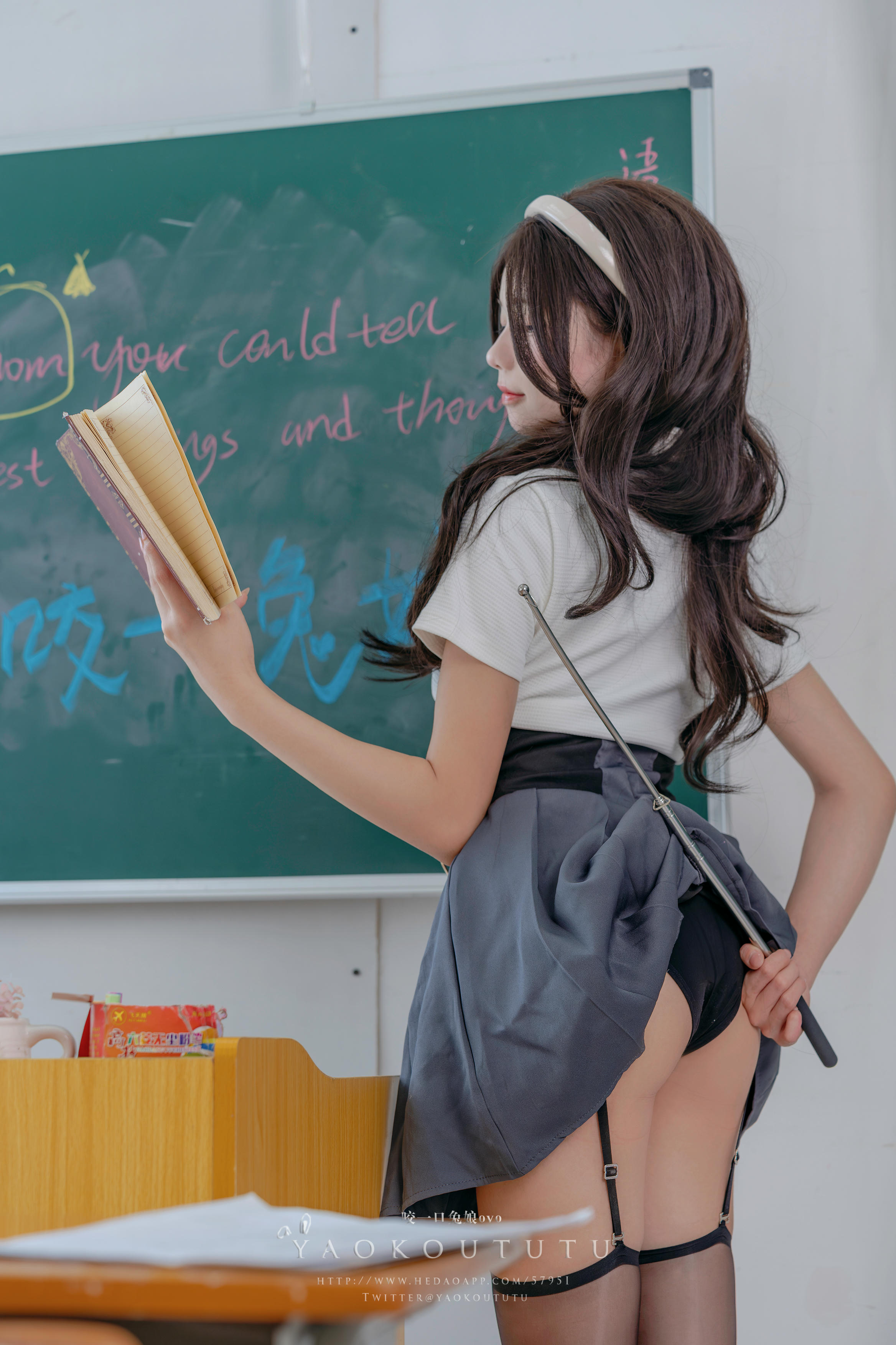 黏黏团子兔 NO.115 咬一口兔娘ovo 十月订阅『实习老师的欢迎仪式』Touch it [80P1V 1.57GB]_第2集