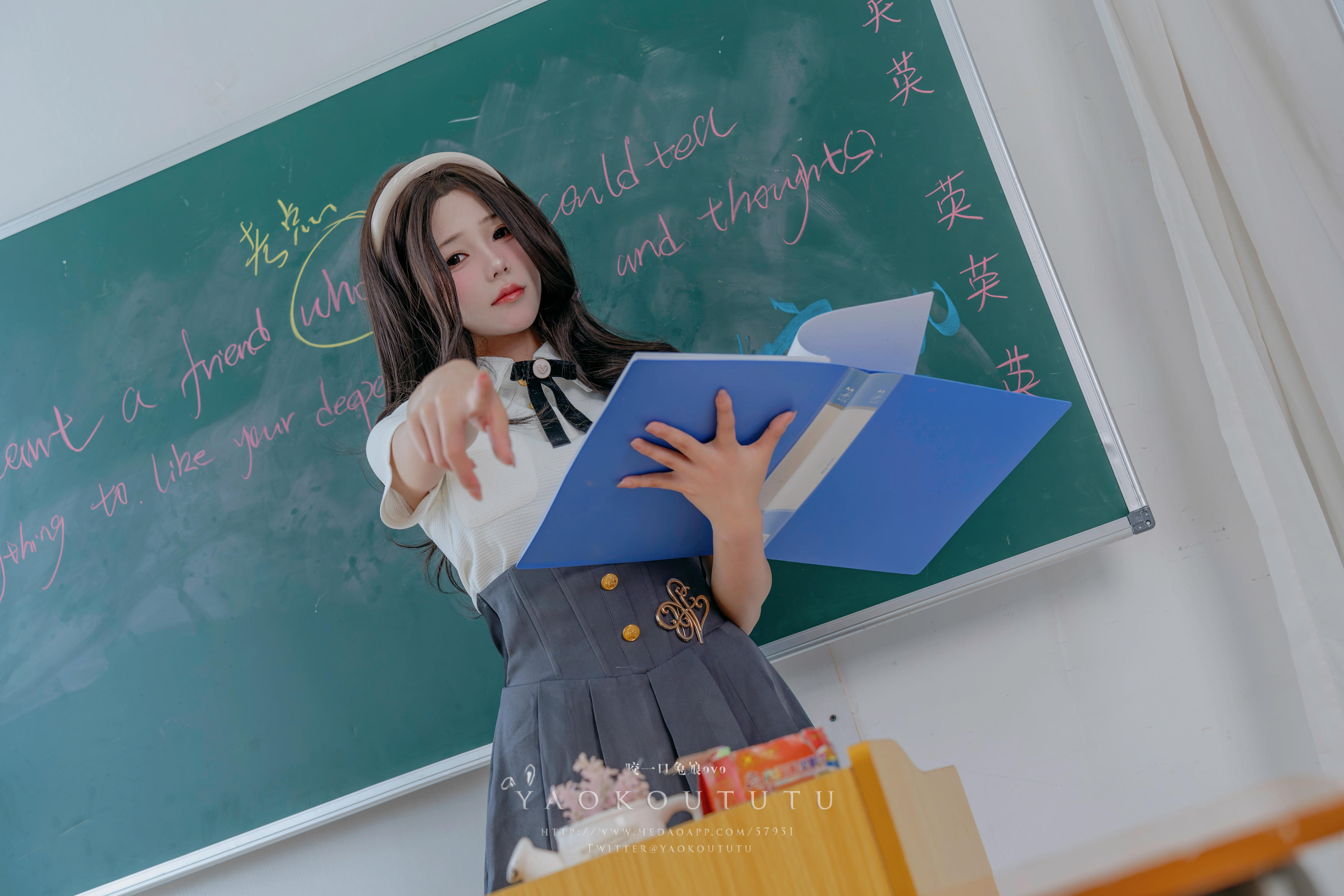 黏黏团子兔 NO.115 咬一口兔娘ovo 十月订阅『实习老师的欢迎仪式』Touch it [80P1V 1.57GB]_第1集