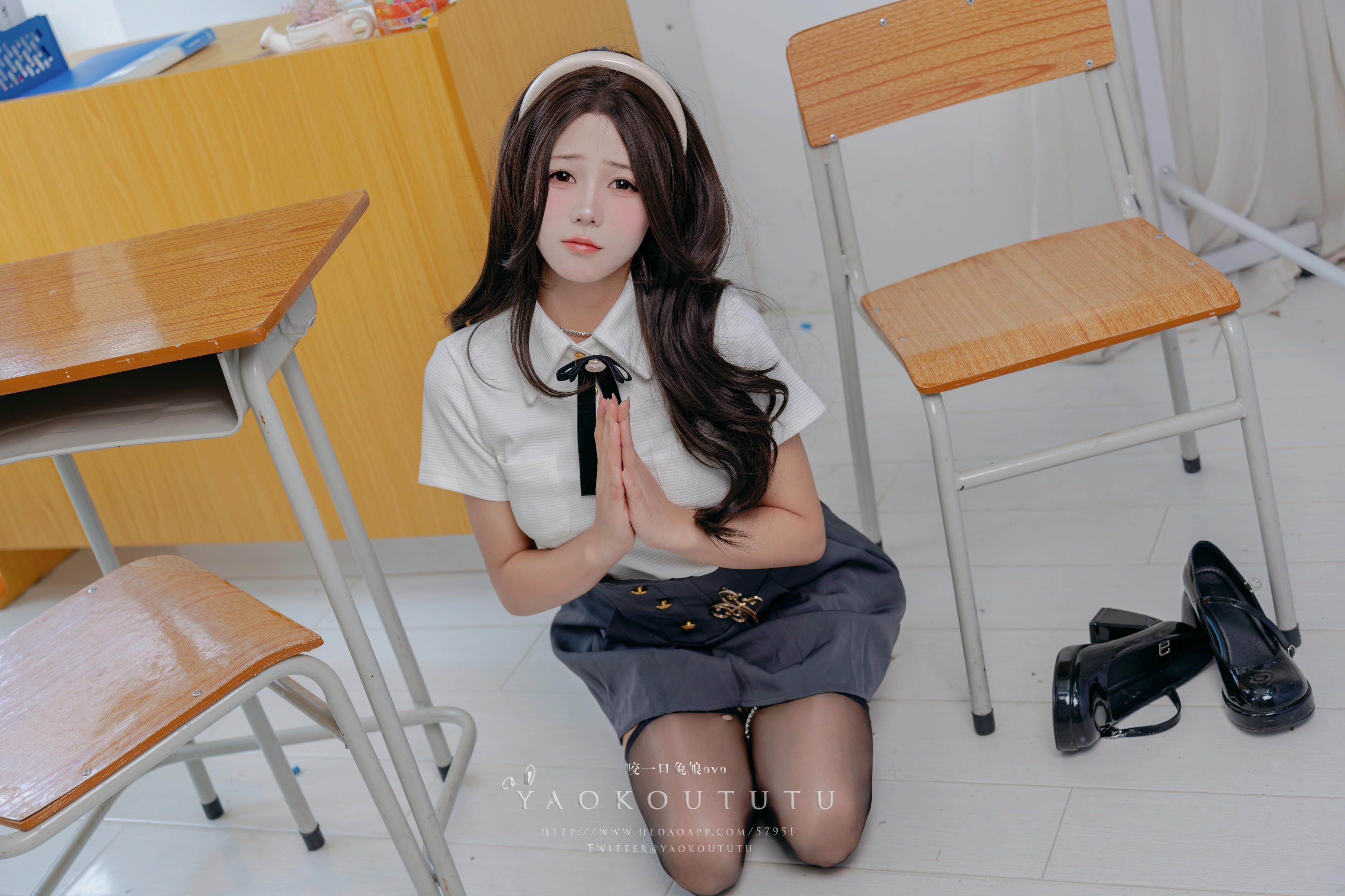 黏黏团子兔 NO.115 咬一口兔娘ovo 十月订阅『实习老师的欢迎仪式』Touch it [80P1V 1.57GB]_第3集