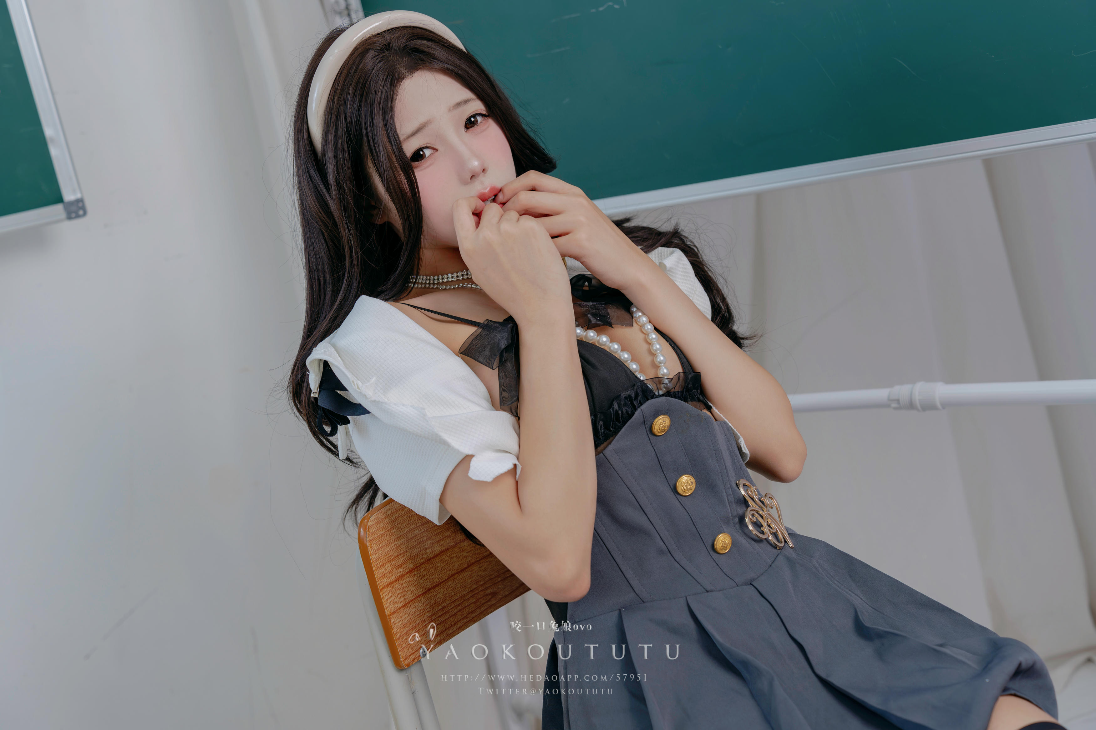 黏黏团子兔 NO.115 咬一口兔娘ovo 十月订阅『实习老师的欢迎仪式』Touch it [80P1V 1.57GB]_第3集