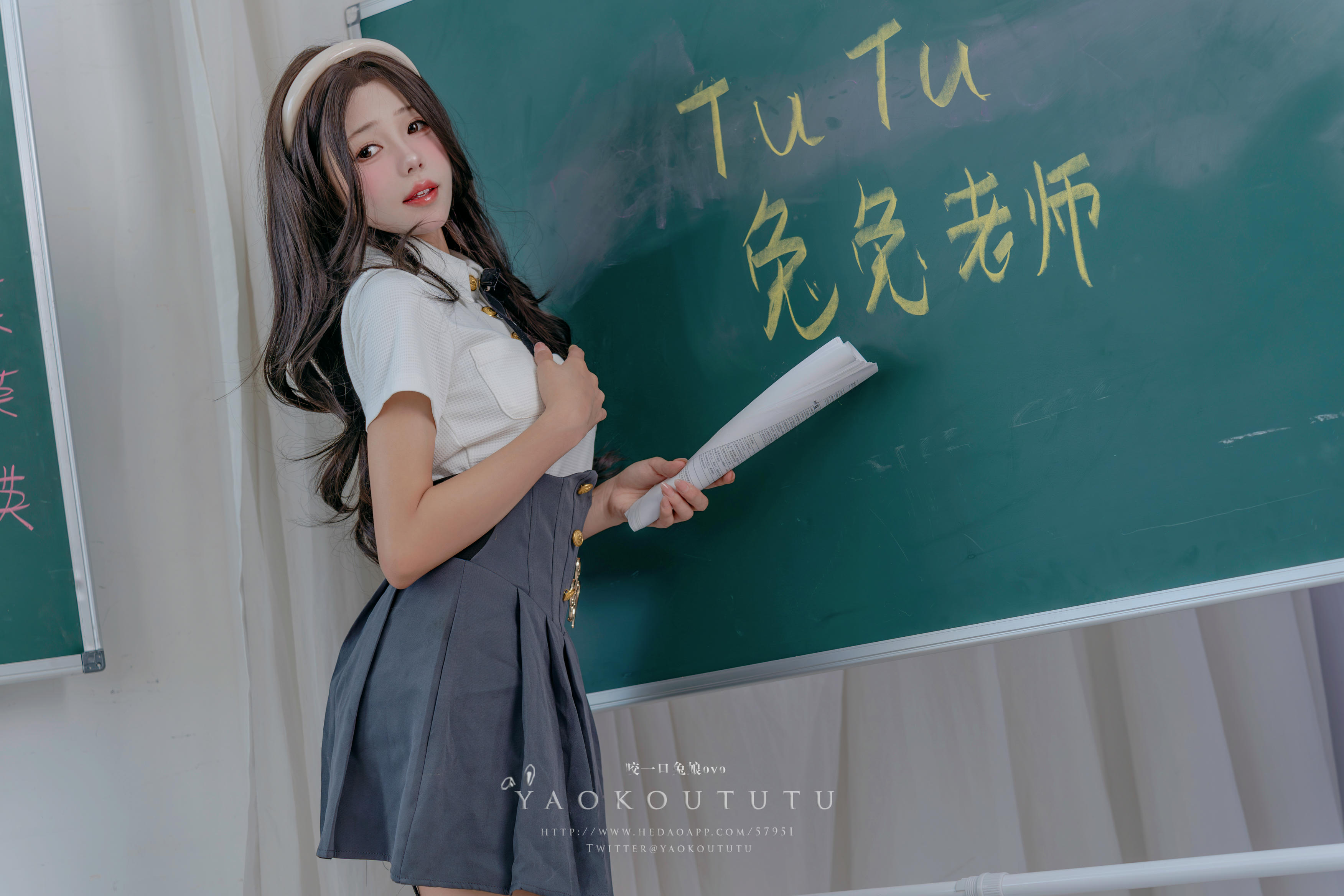 黏黏团子兔 NO.115 咬一口兔娘ovo 十月订阅『实习老师的欢迎仪式』Touch it [80P1V 1.57GB]_第1集