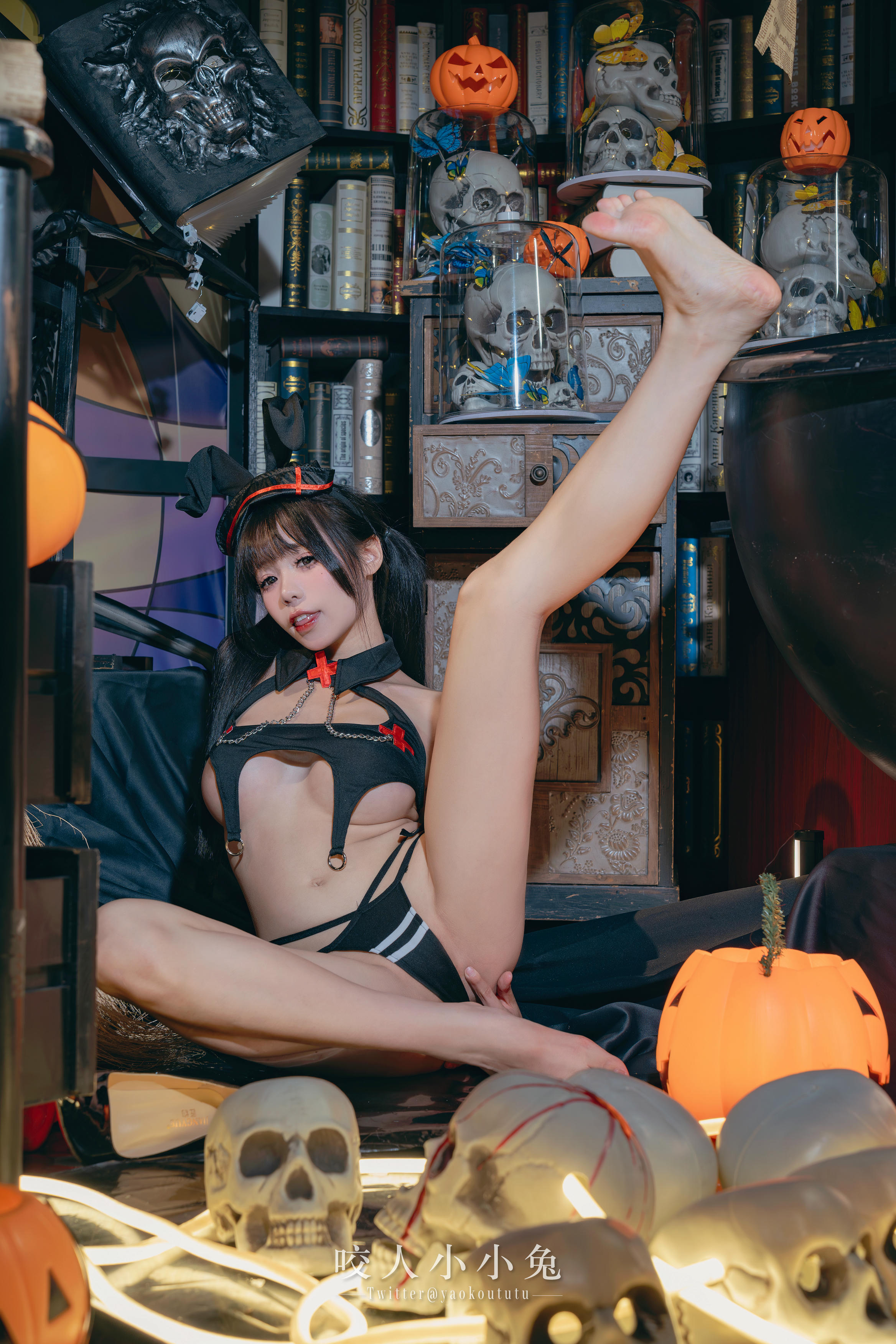 黏黏团子兔 NO.124 咬人小小兔 十一月T3特典 万圣节看護士 [40P-625MB]_第2集