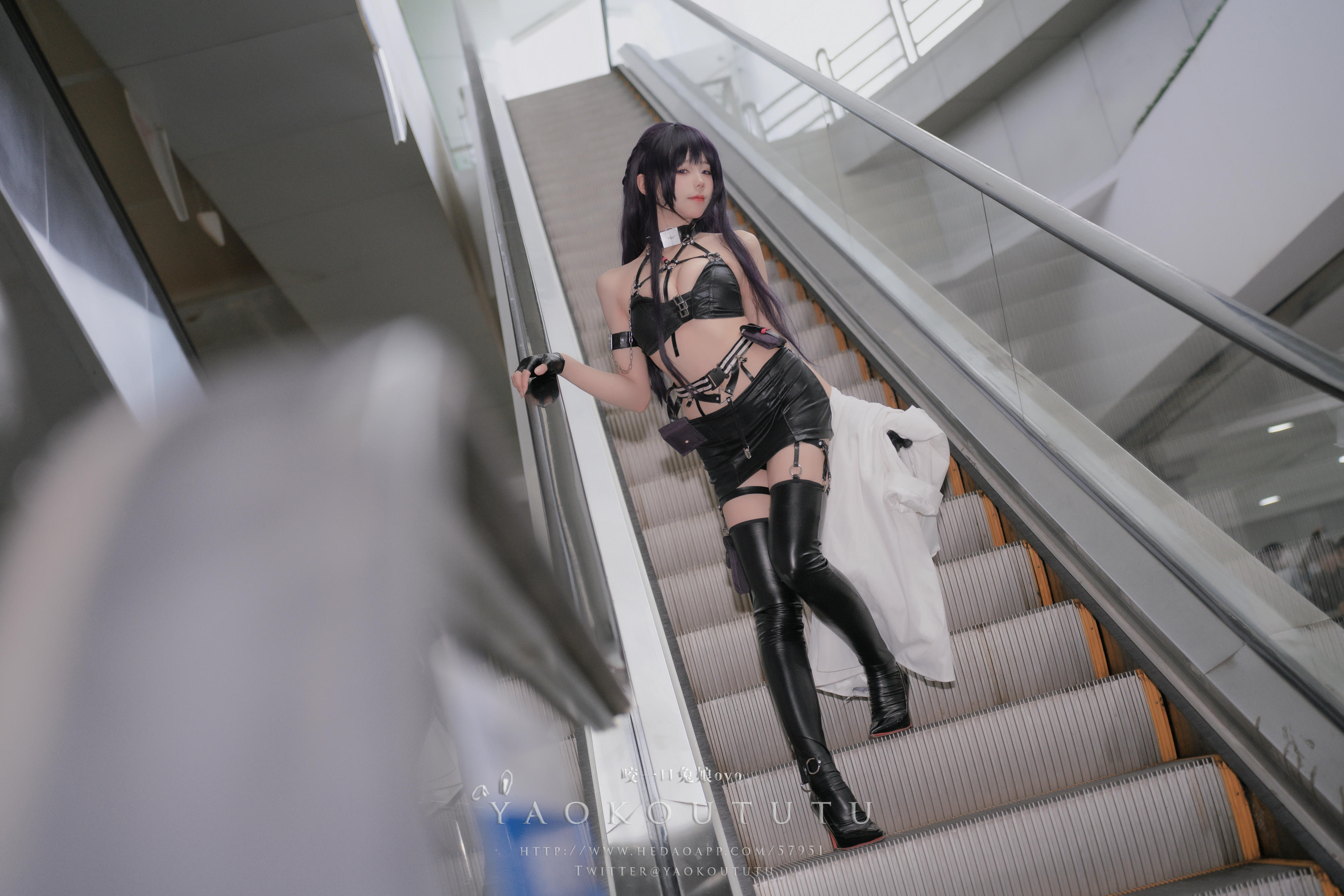 黏黏团子兔 NO.066 咬一口兔娘ovo 漫展 米哈拉『烤全兔专属配菜』[27P1V-719MB]_第1集