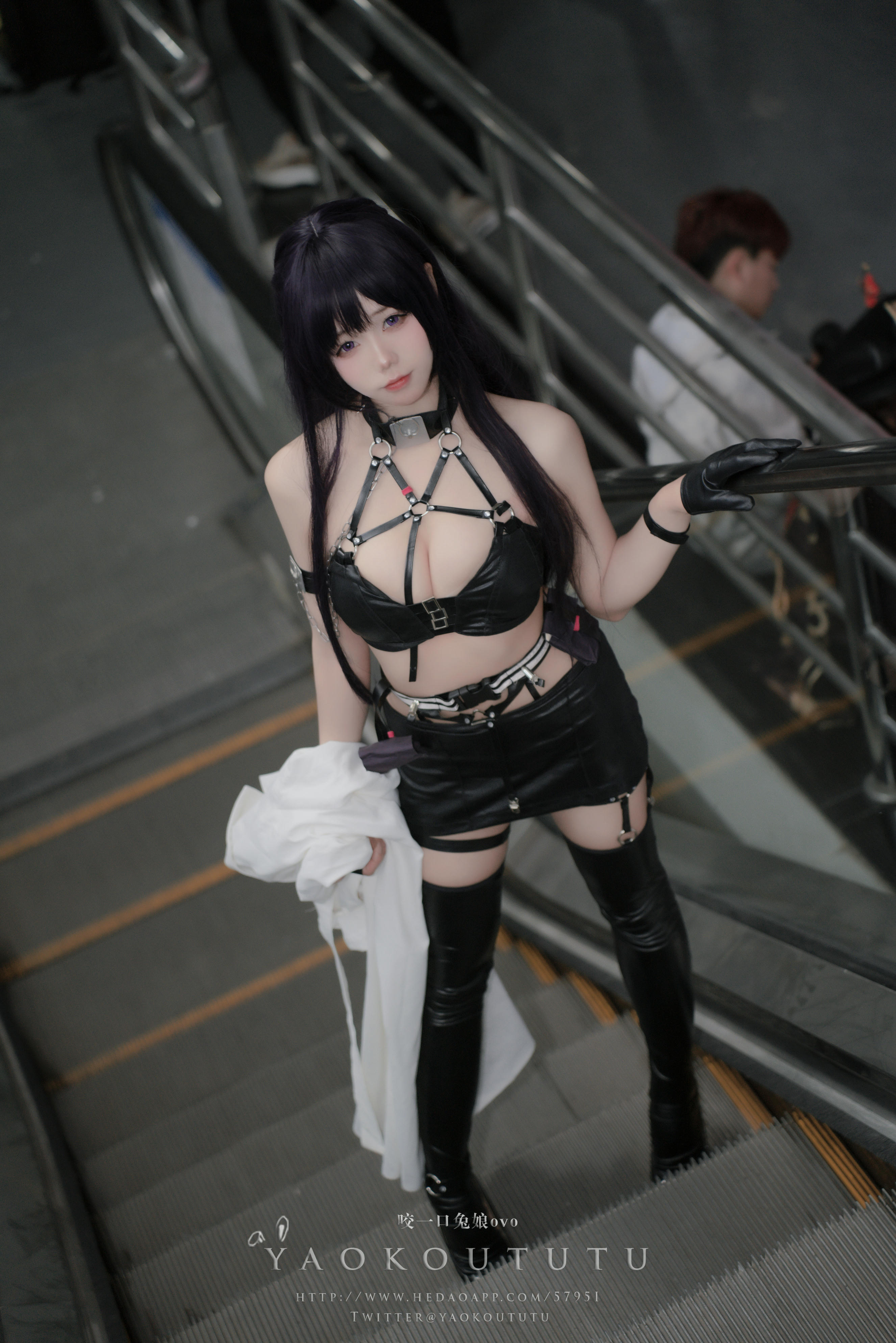 黏黏团子兔 NO.066 咬一口兔娘ovo 漫展 米哈拉『烤全兔专属配菜』[27P1V-719MB]_第1集