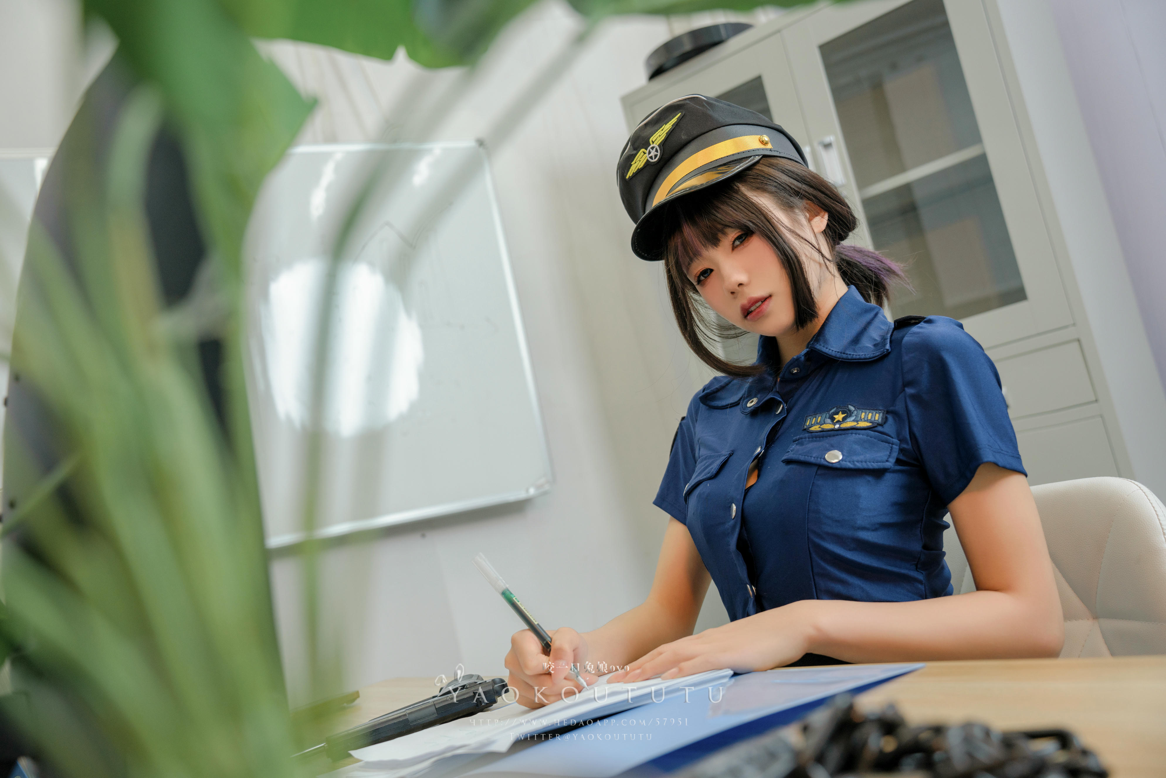 黏黏团子兔 NO.074 咬一口兔娘ovo 『乌龙女警』&Good-night Kiss [73P1V-1.93G]_第1集