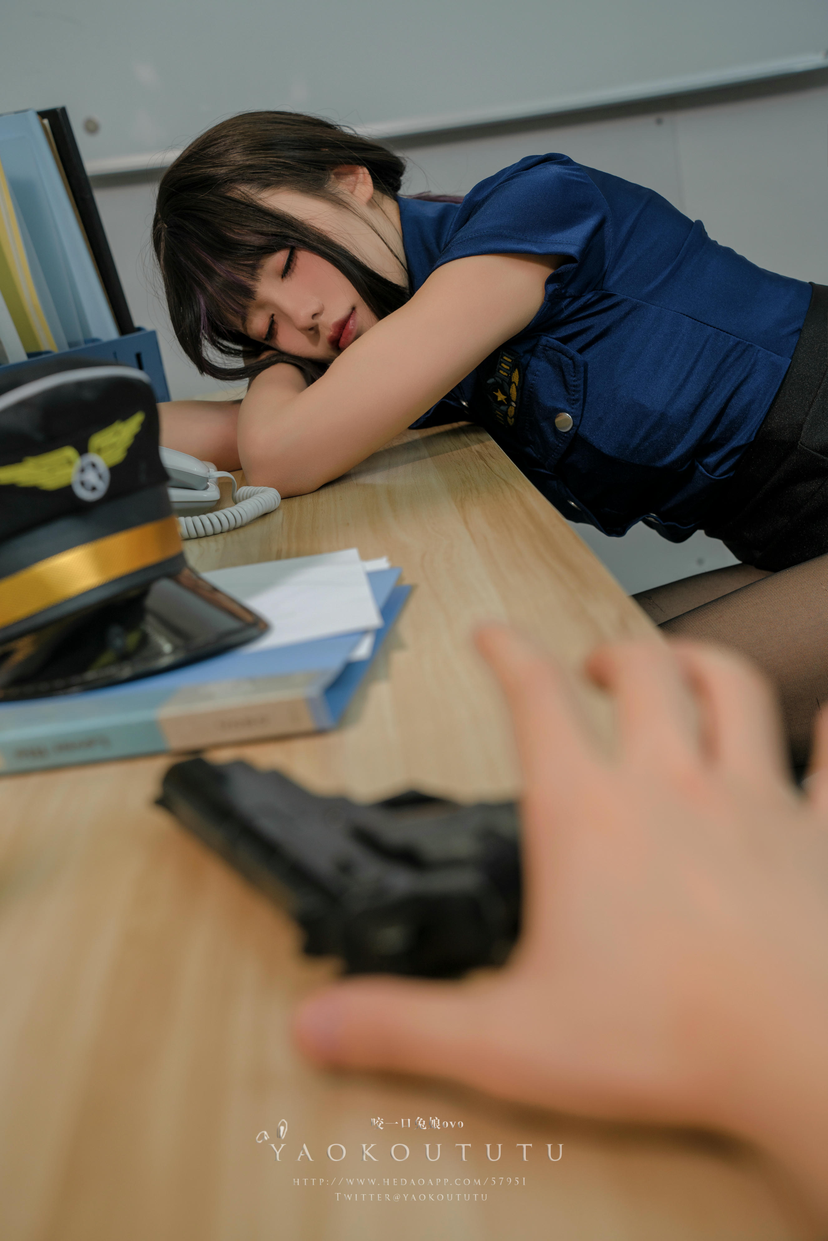 黏黏团子兔 NO.074 咬一口兔娘ovo 『乌龙女警』&Good-night Kiss [73P1V-1.93G]_第2集