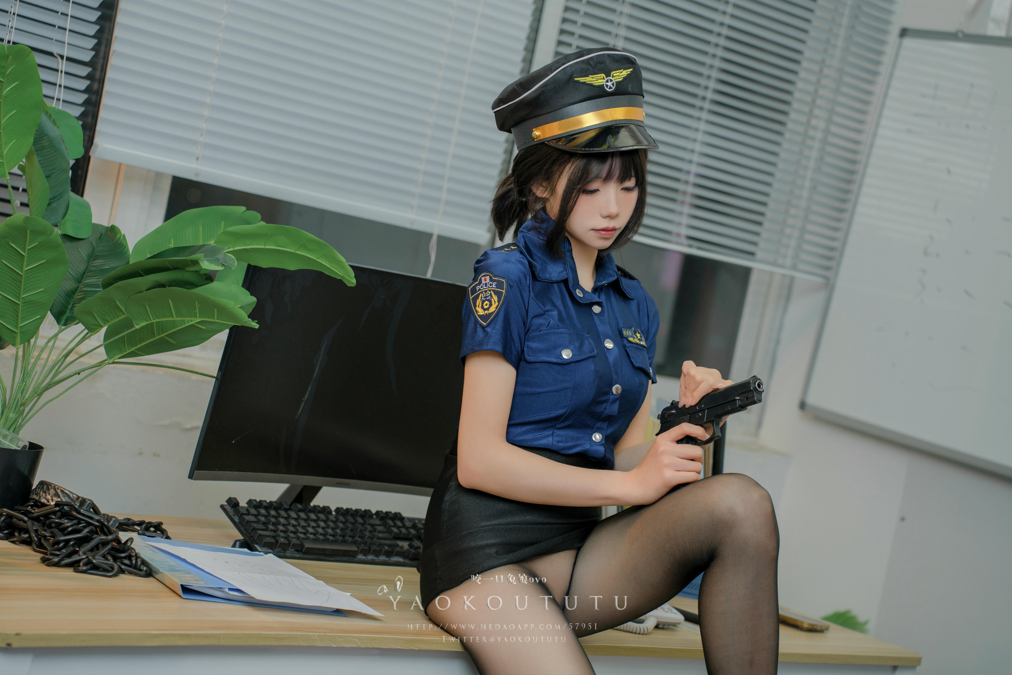 黏黏团子兔 NO.074 咬一口兔娘ovo 『乌龙女警』&Good-night Kiss [73P1V-1.93G]_第1集