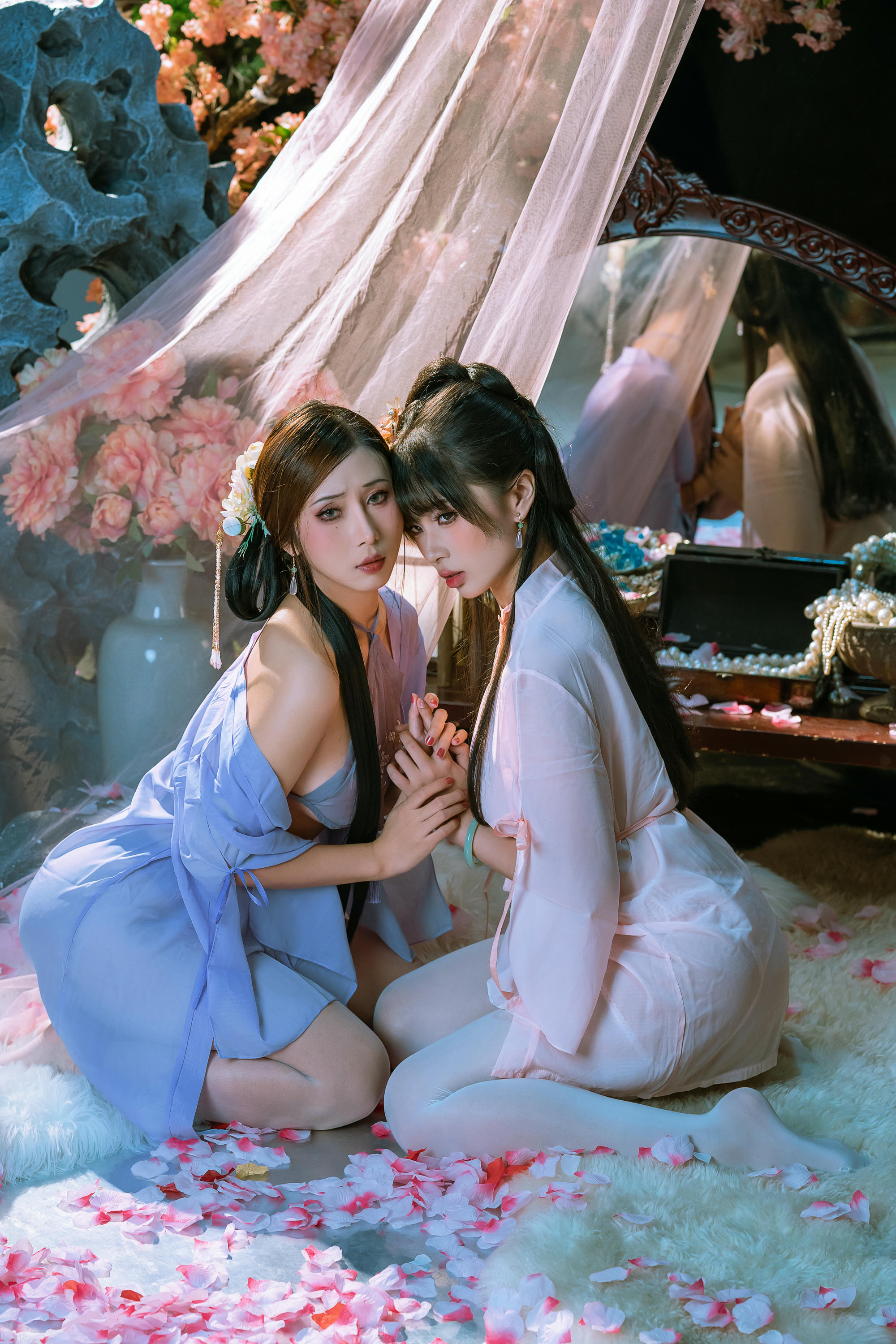 云溪溪 NO.088 奶桃桃&轩萧学姐 绸缎 [22P1V 325MB]_第1集