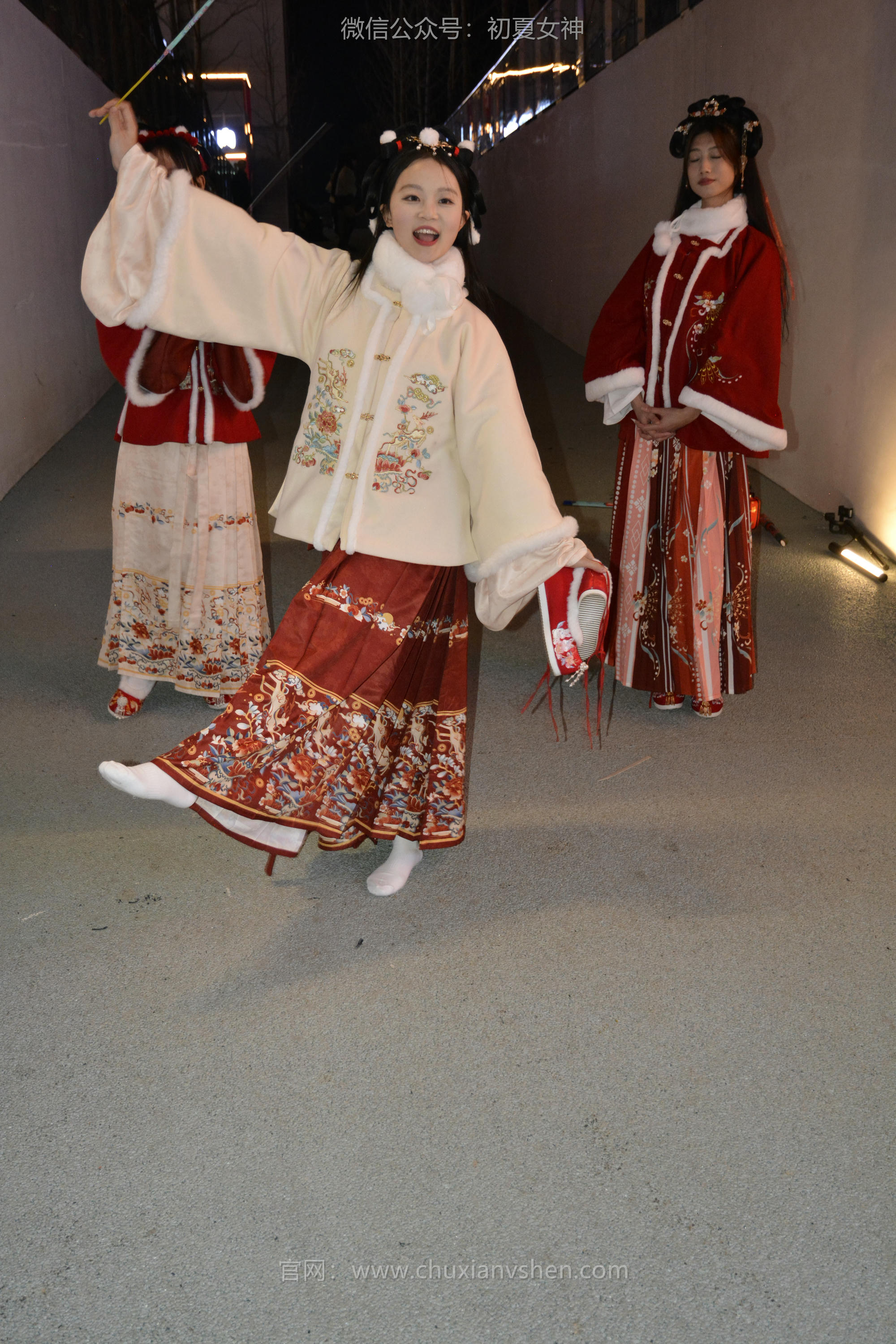 初夏女神 NO.139 双双&秀秀&情情 新年快乐[110P+1V／3.06GB]_第5集