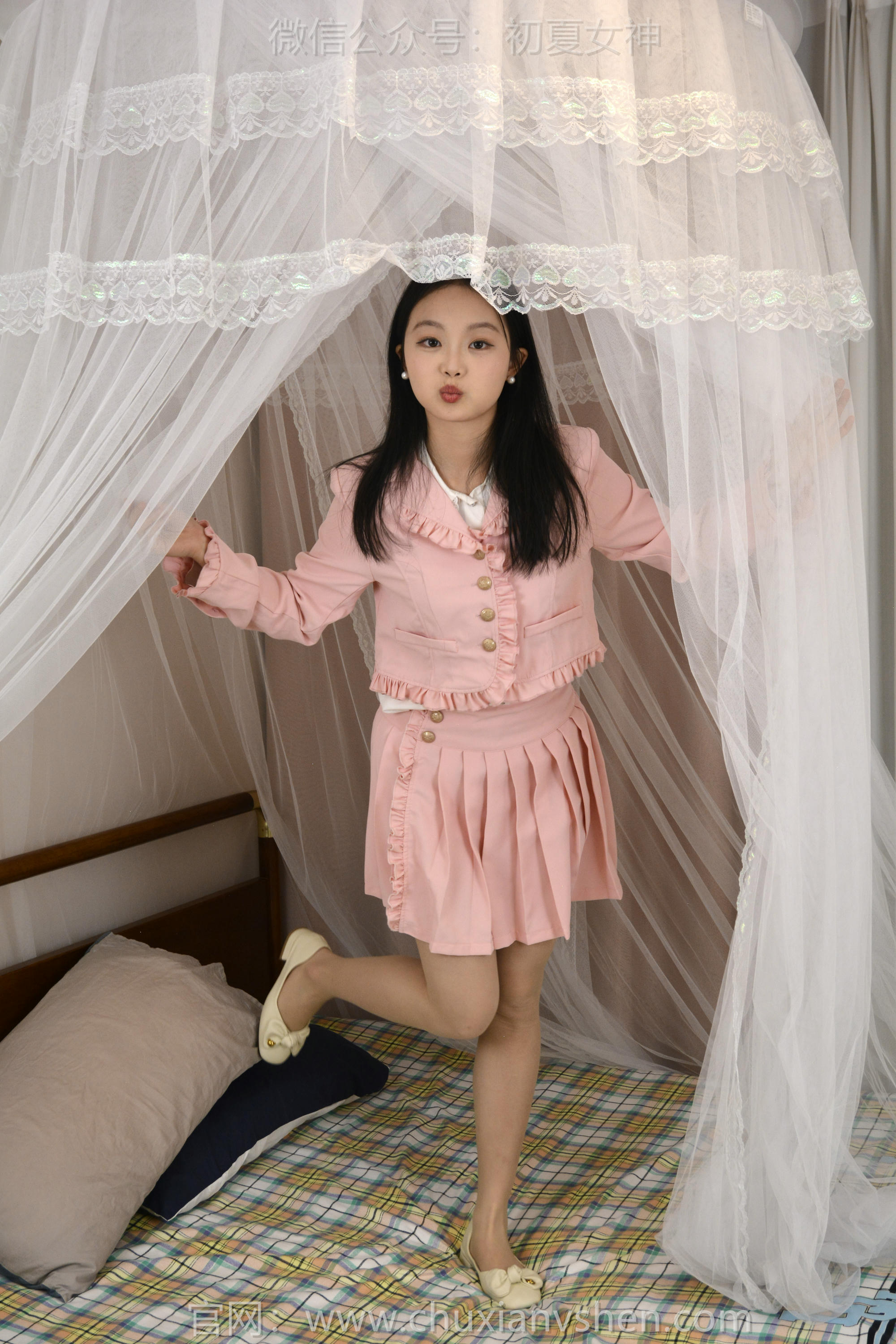 初夏女神 NO.142 双双 粉色香风[140P+1V／5.60GB]_第1集