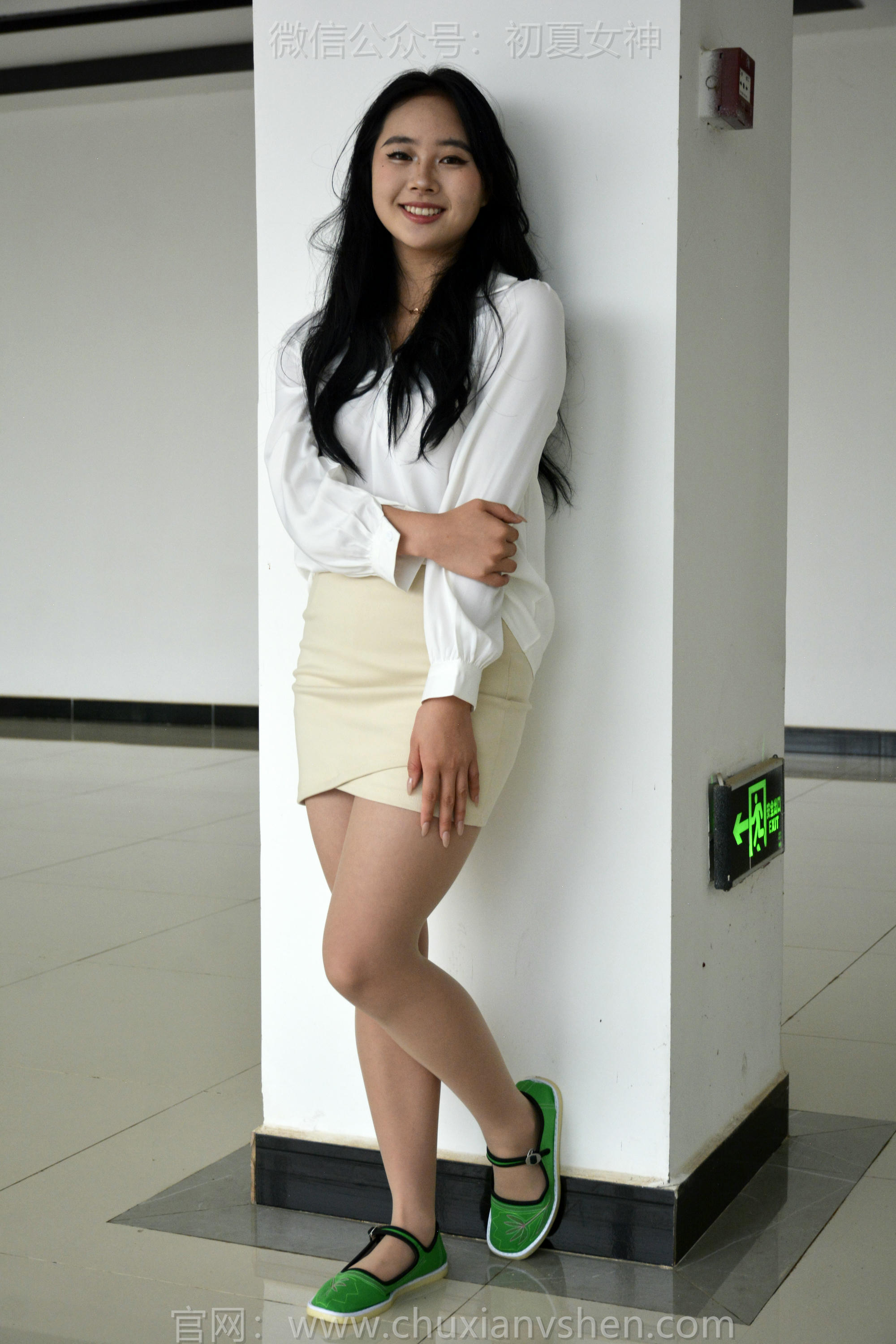 初夏女神 NO.144 小钰 炫丽布鞋[120P+1V／5.70GB]_第1集