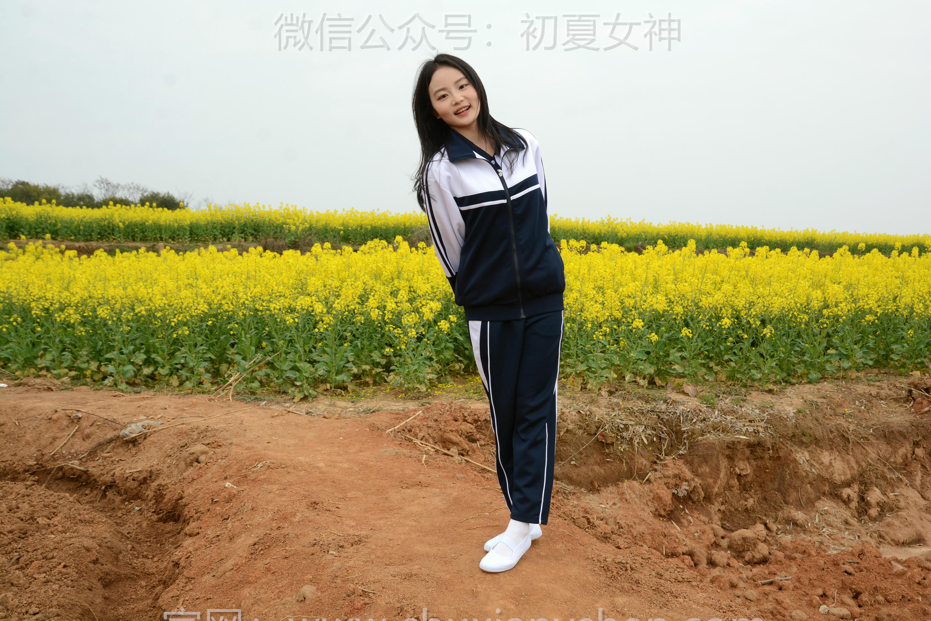 初夏女神 NO.156 双双 油菜花地 [100P1V-3.35GB]_第1集