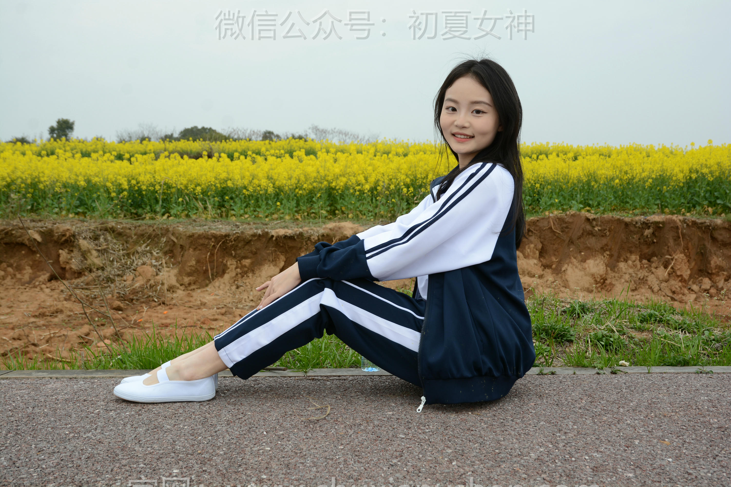 初夏女神 NO.156 双双 油菜花地 [100P1V-3.35GB]_第3集