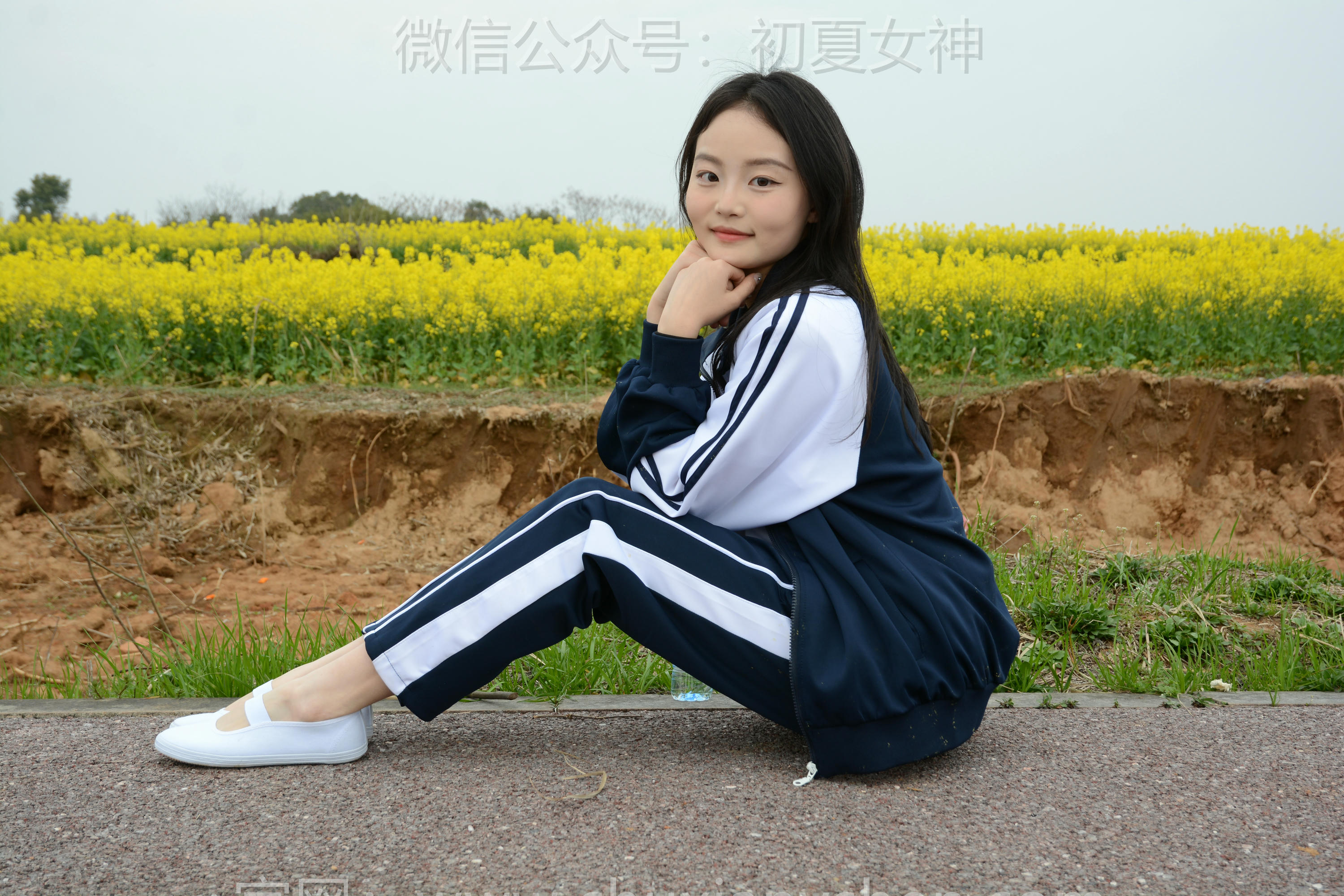 初夏女神 NO.156 双双 油菜花地 [100P1V-3.35GB]_第3集