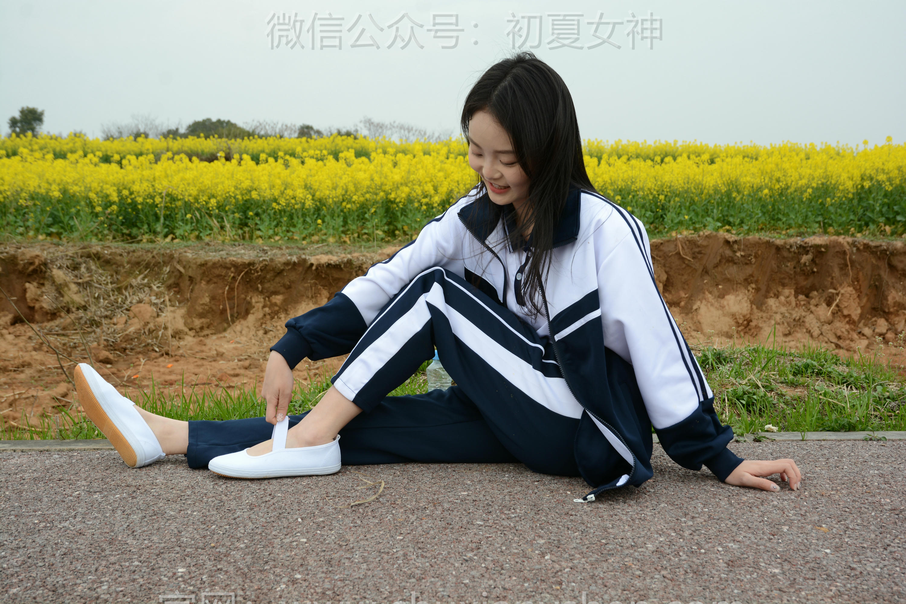 初夏女神 NO.156 双双 油菜花地 [100P1V-3.35GB]_第3集