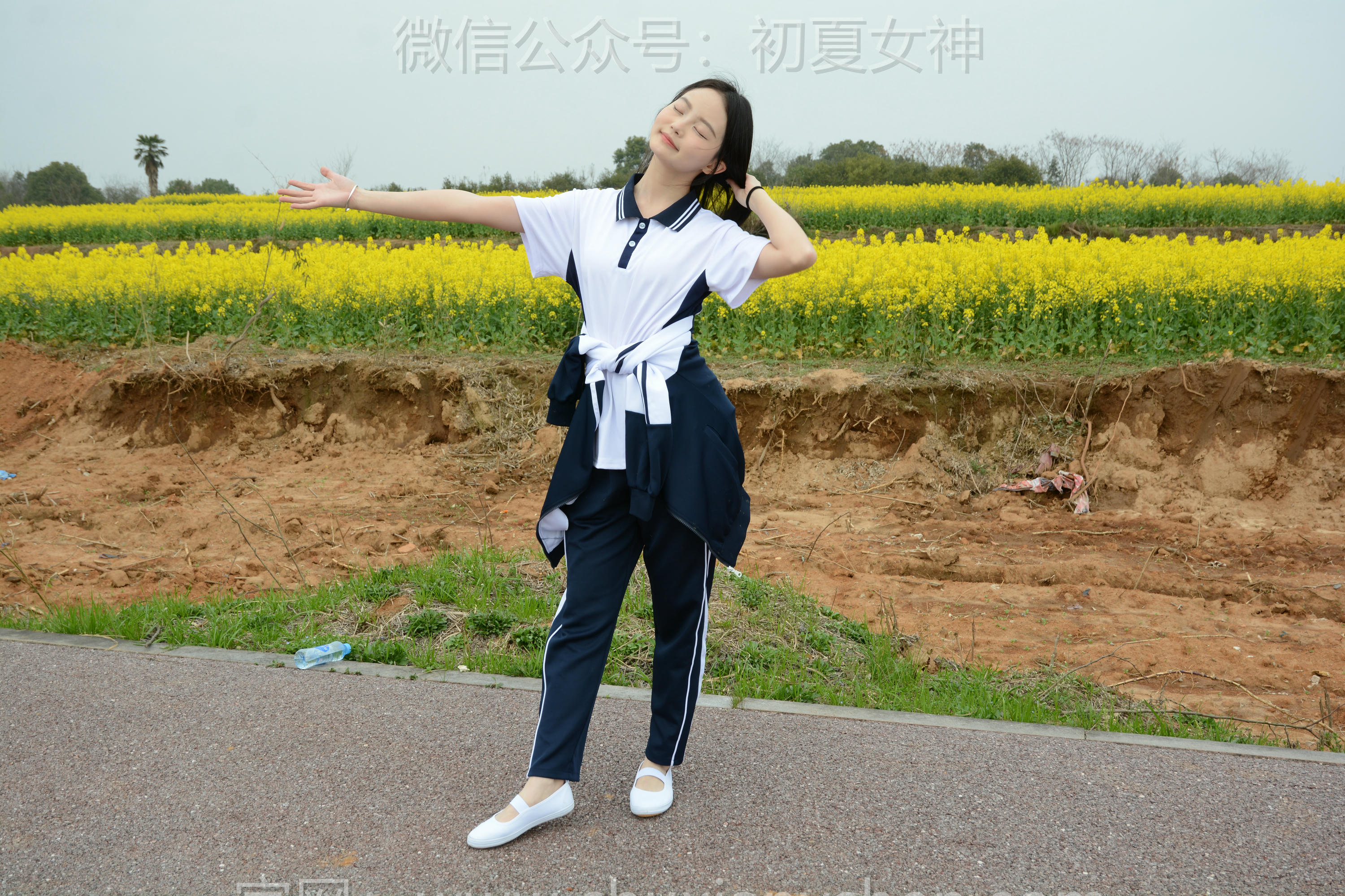 初夏女神 NO.156 双双 油菜花地 [100P1V-3.35GB]_第4集