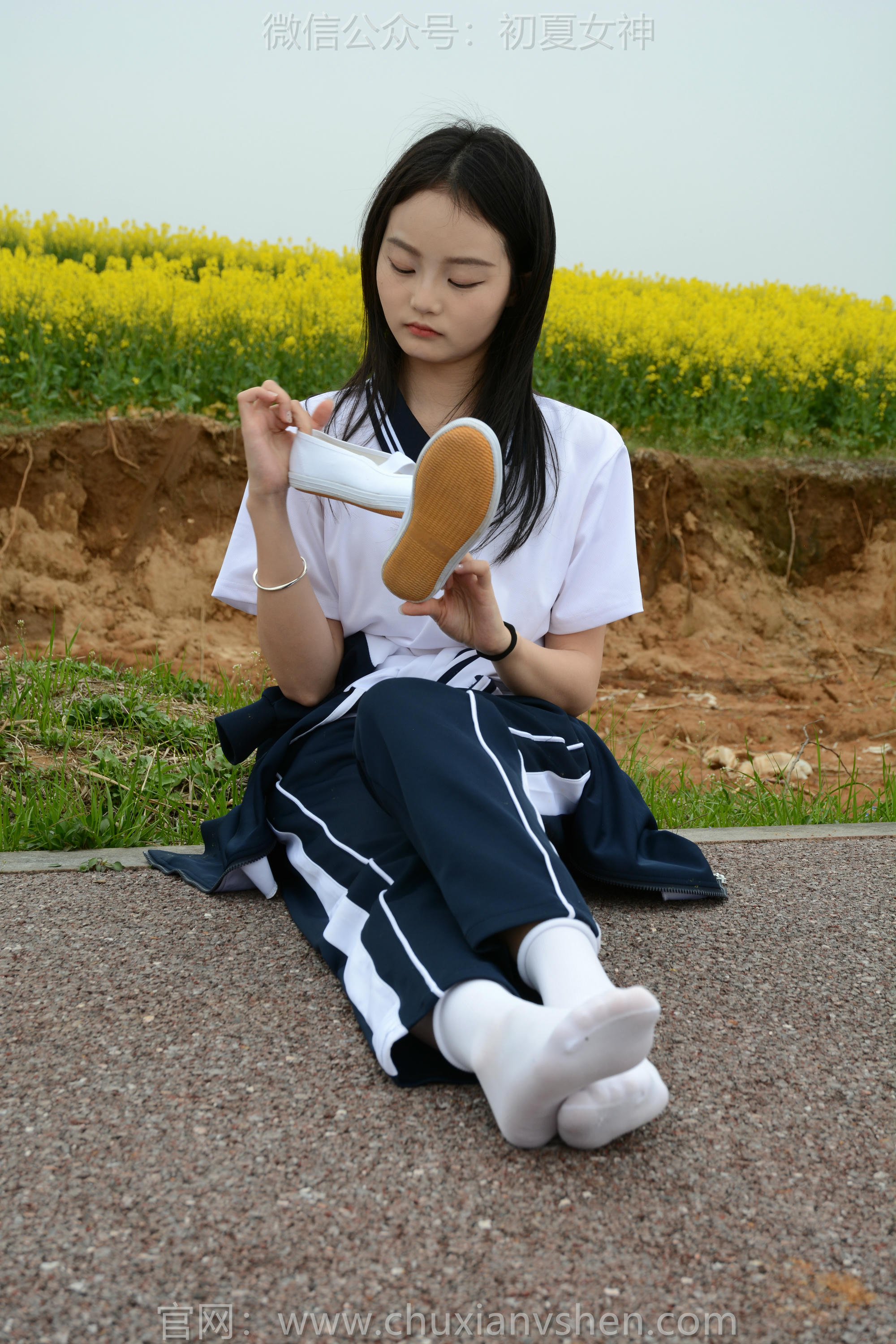 初夏女神 NO.156 双双 油菜花地 [100P1V-3.35GB]_第5集